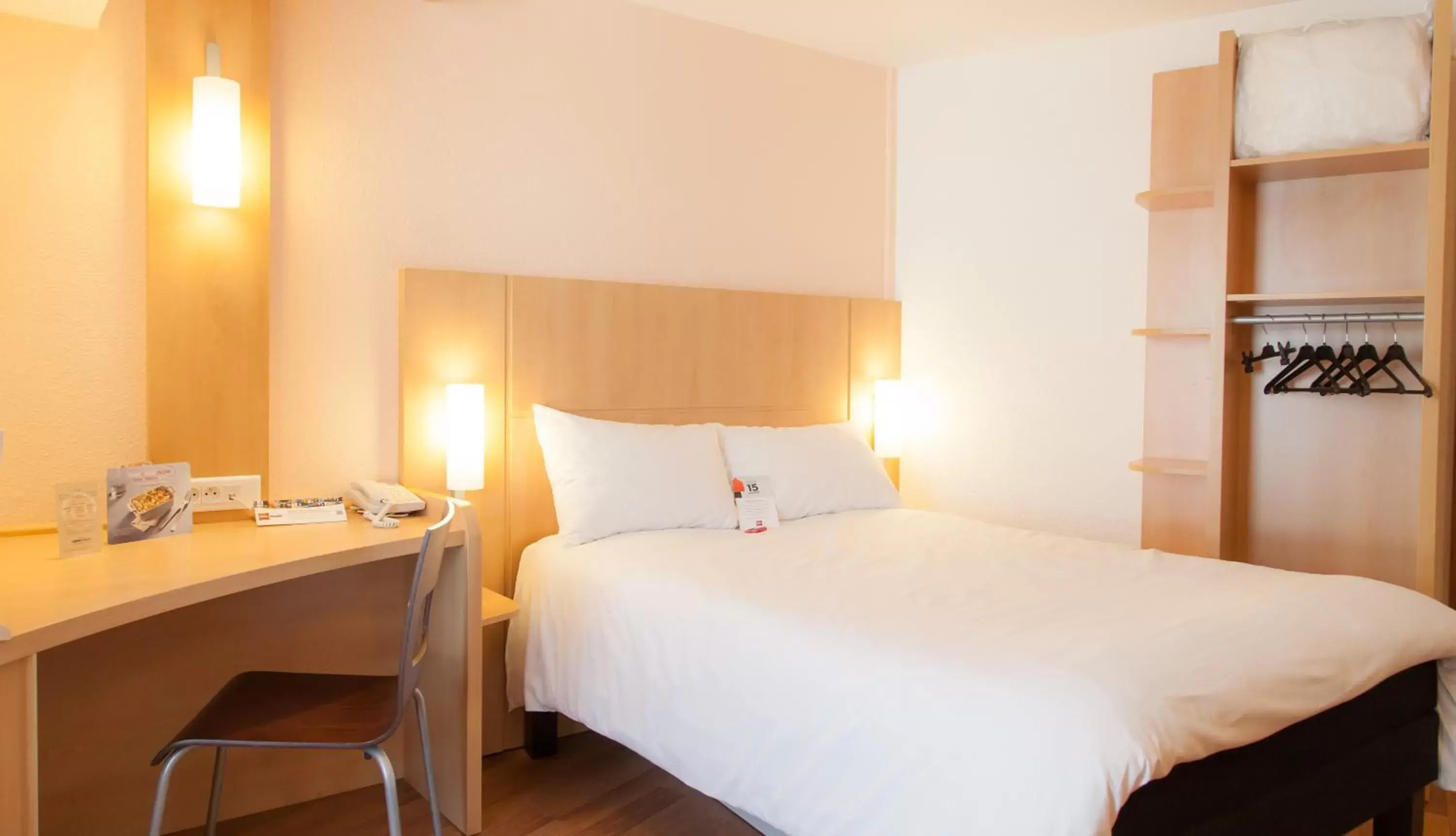 Photo of the whole room, Bed in ibis Poitiers Centre