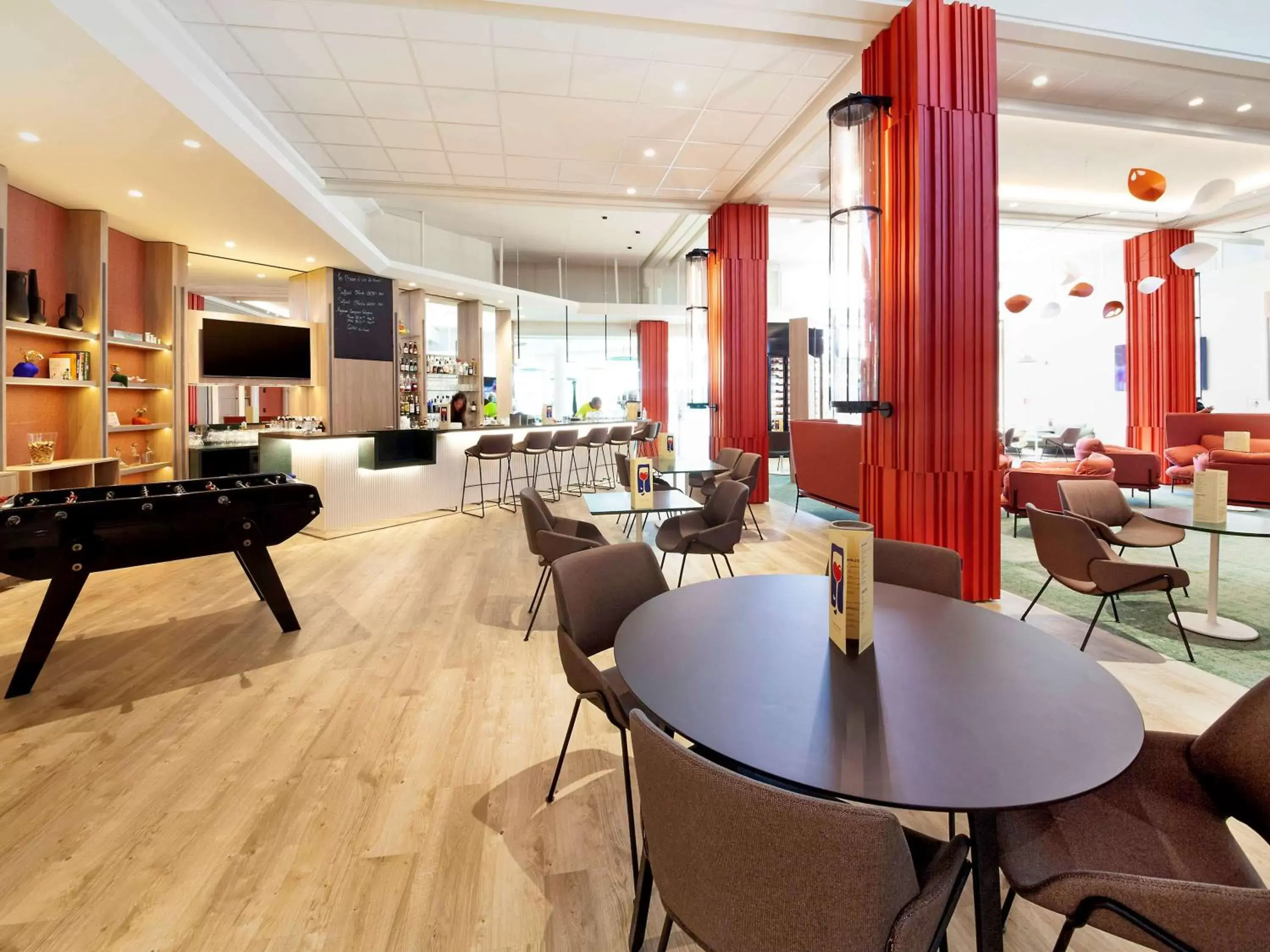Property building, Restaurant/Places to Eat in Novotel Clermont-Ferrand