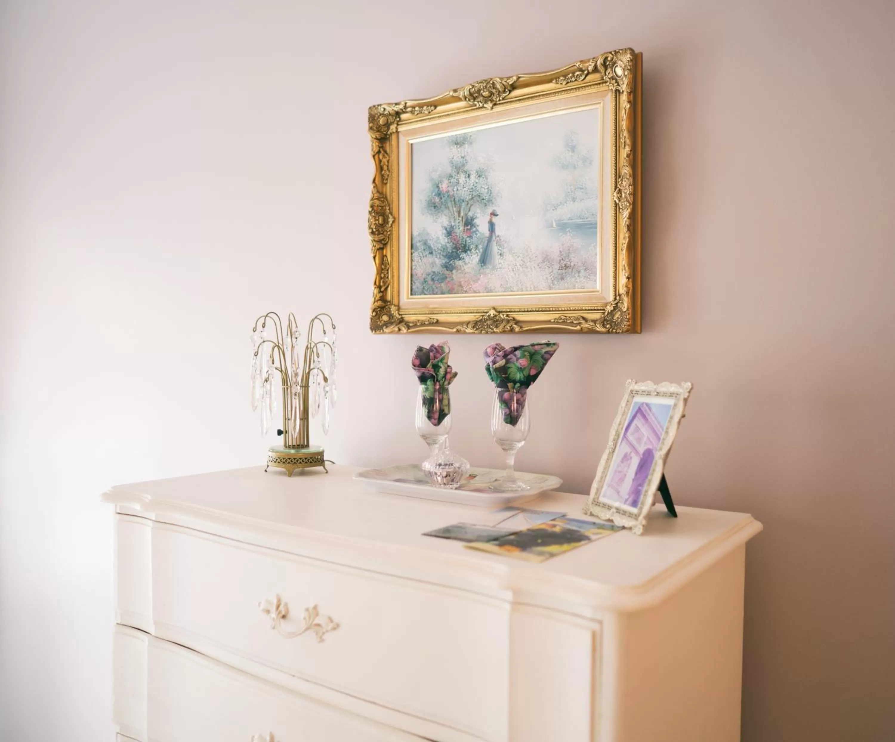 Decorative detail, Bathroom in Hummingbird Inn