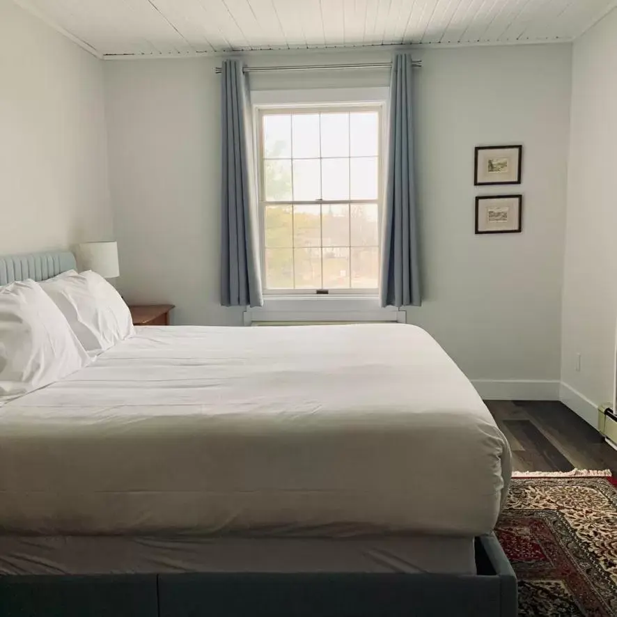 Photo of the whole room, Bed in South Landing Inn