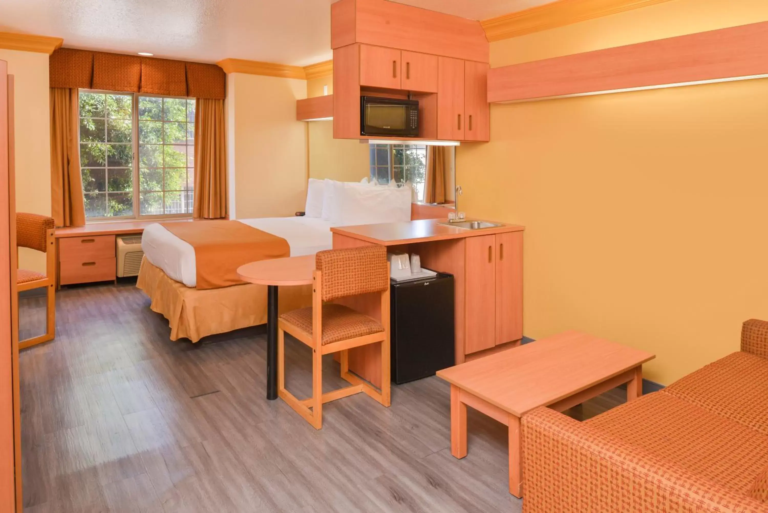 Bedroom, Bed in H3 Inn & Suites - LAX Airport - Los Angeles Bedroom, Bed in H3 Inn & Suites - LAX Airport - Los Angeles