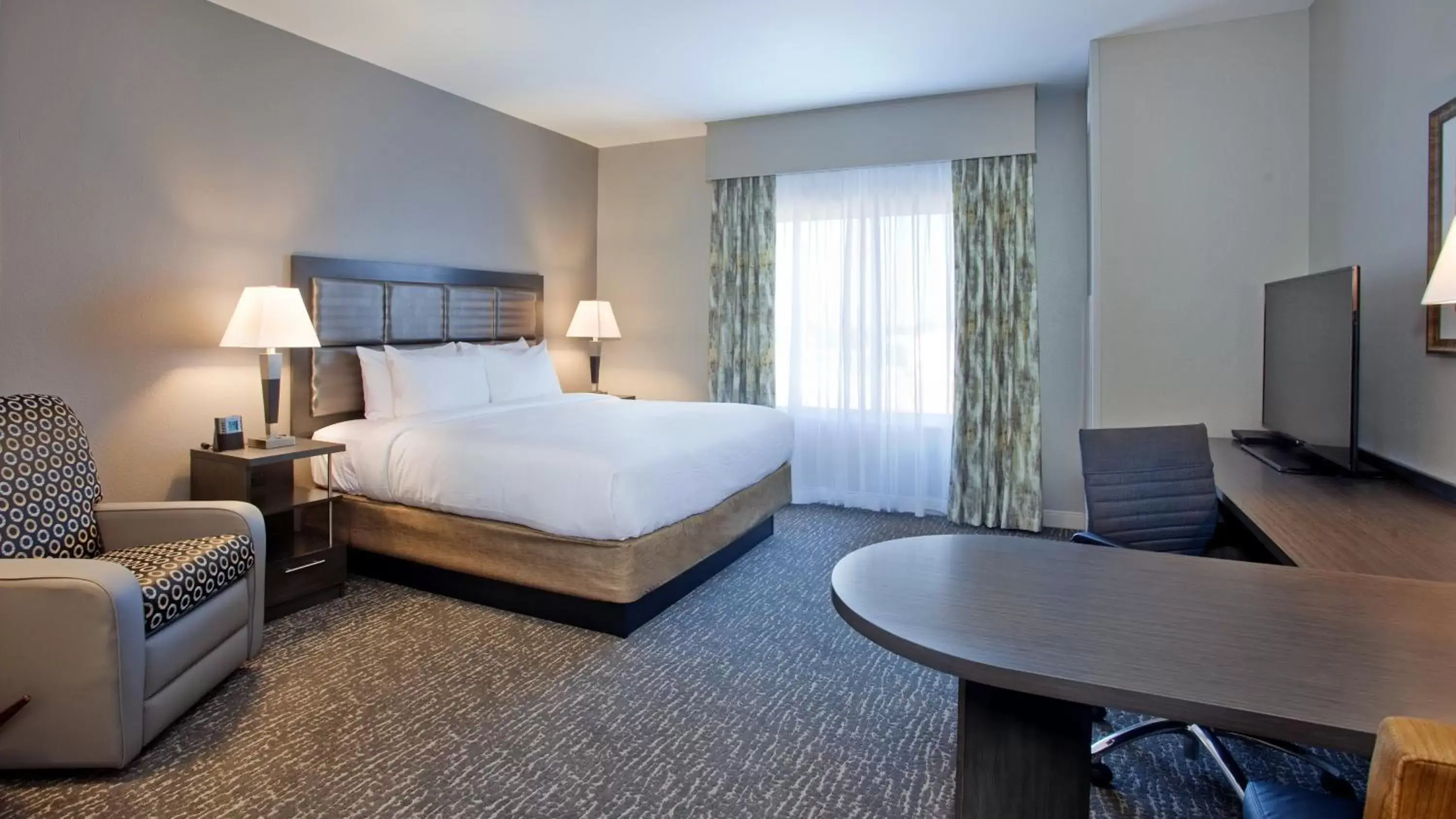 Photo of the whole room, Bed in Candlewood Suites Grand Island, an IHG Hotel
