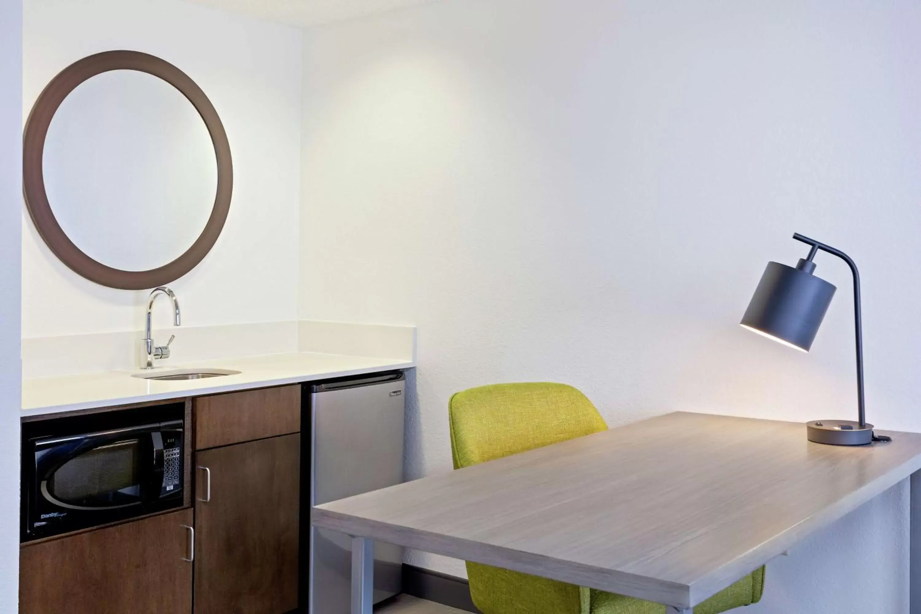 Bedroom, Kitchen/Kitchenette in Hampton Inn & Suites Orlando International Drive North