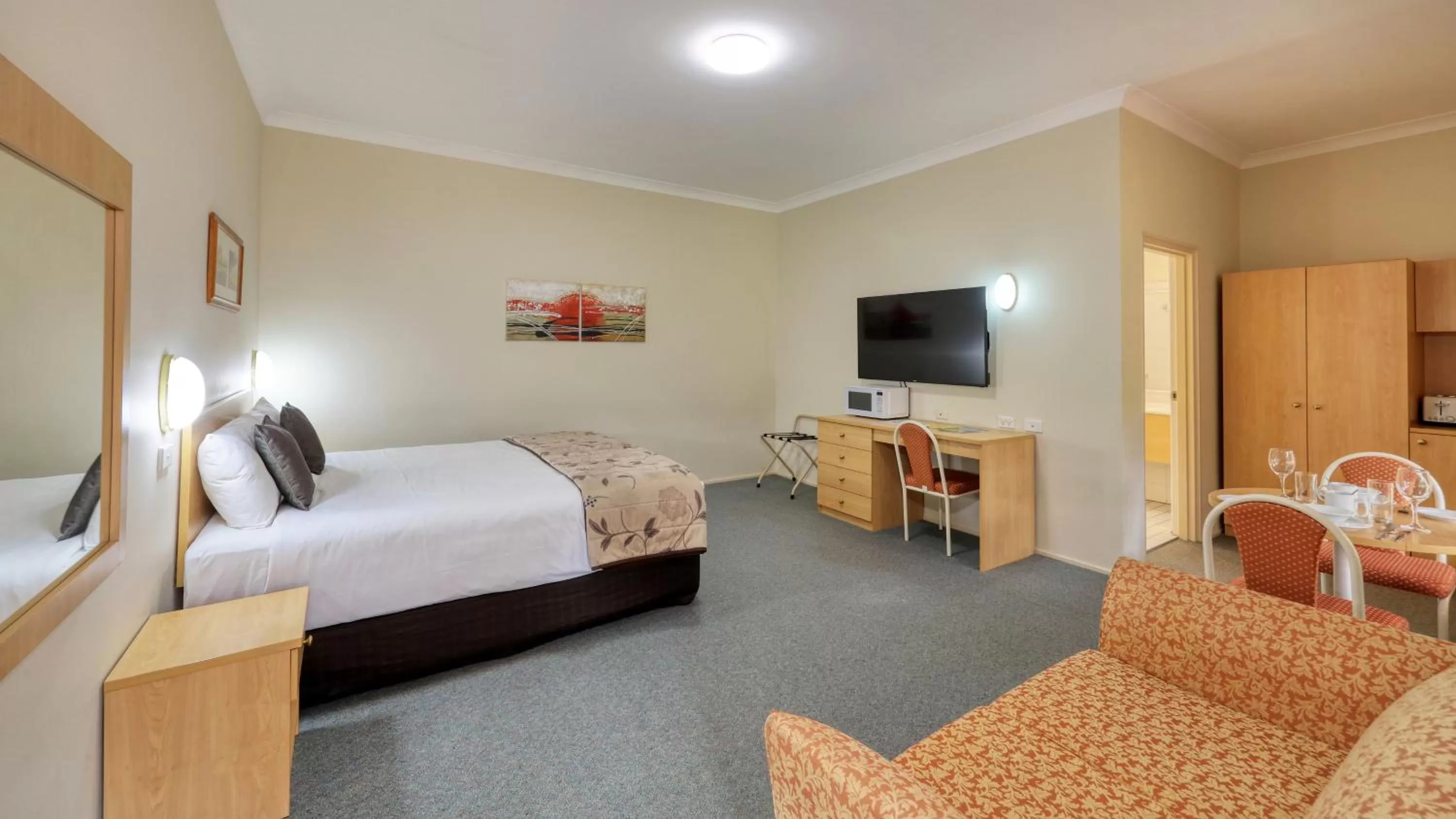 Photo of the whole room, Bed in Country Gardens Motor Inn