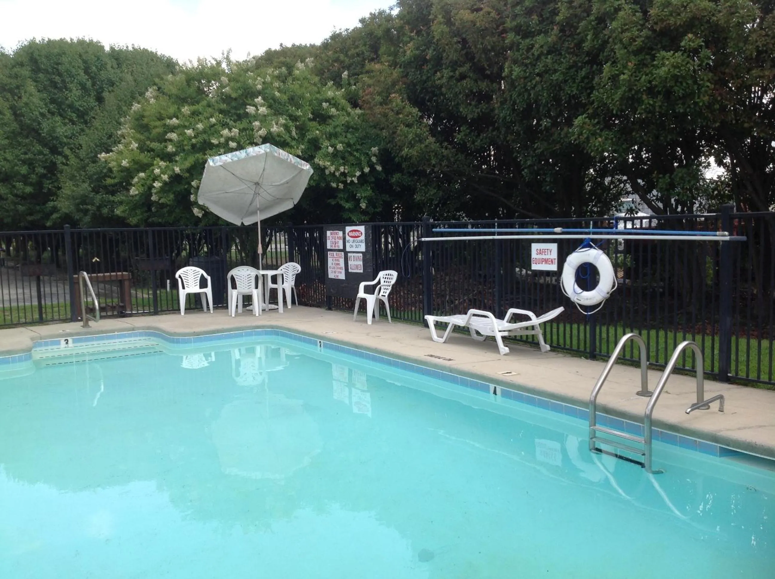 Days Inn by Wyndham Clinton