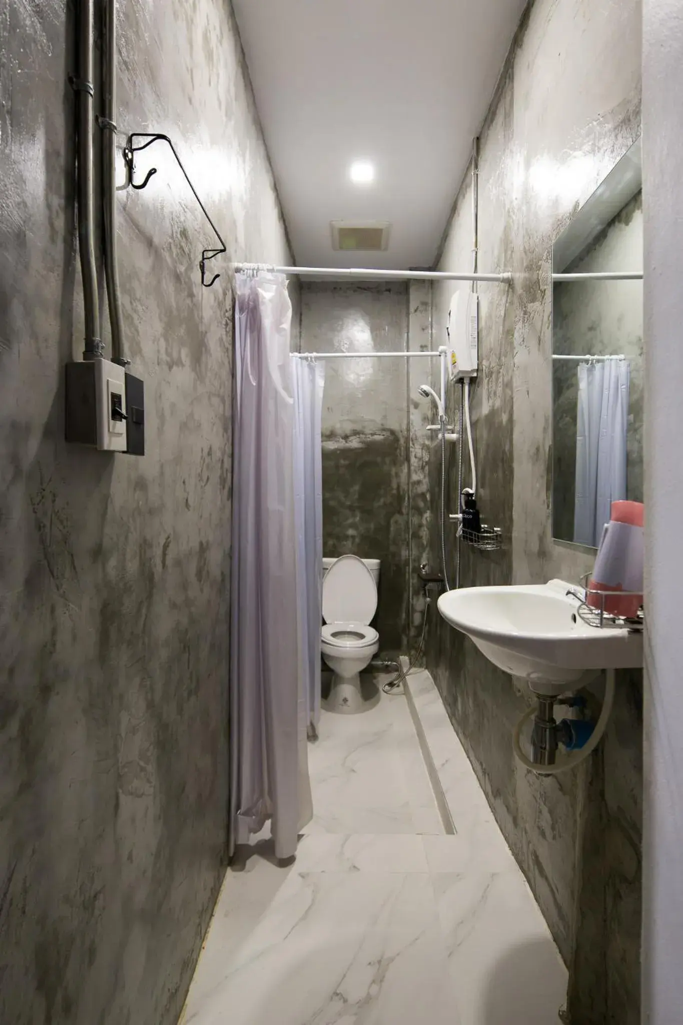 Shower, Bathroom in Yindee Travellers Lodge