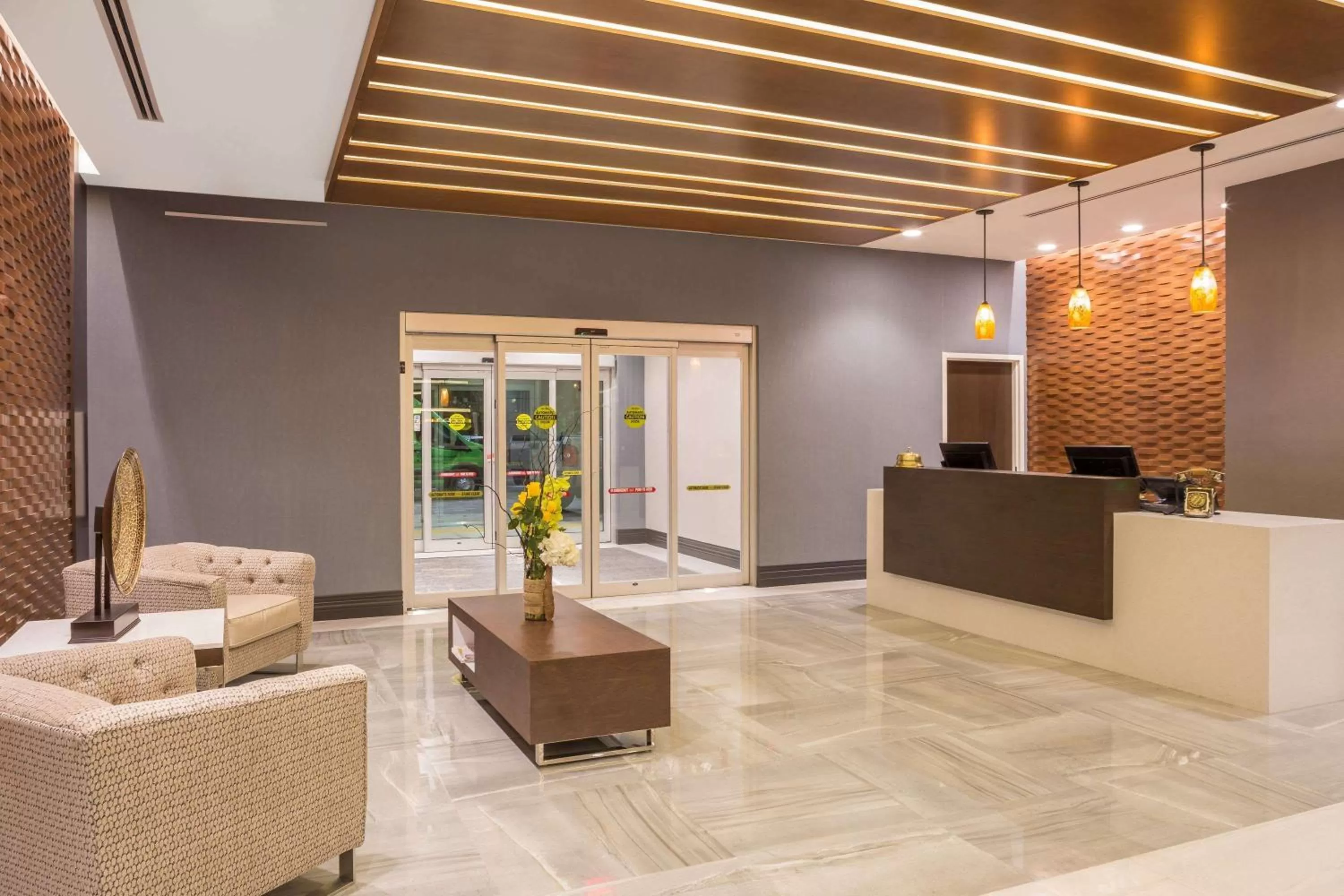 Lobby or reception in Wingate by Wyndham Miami Airport