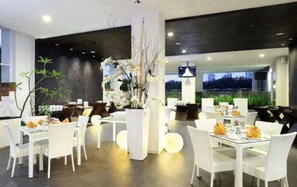 Restaurant/Places to Eat in Akmani Hotel