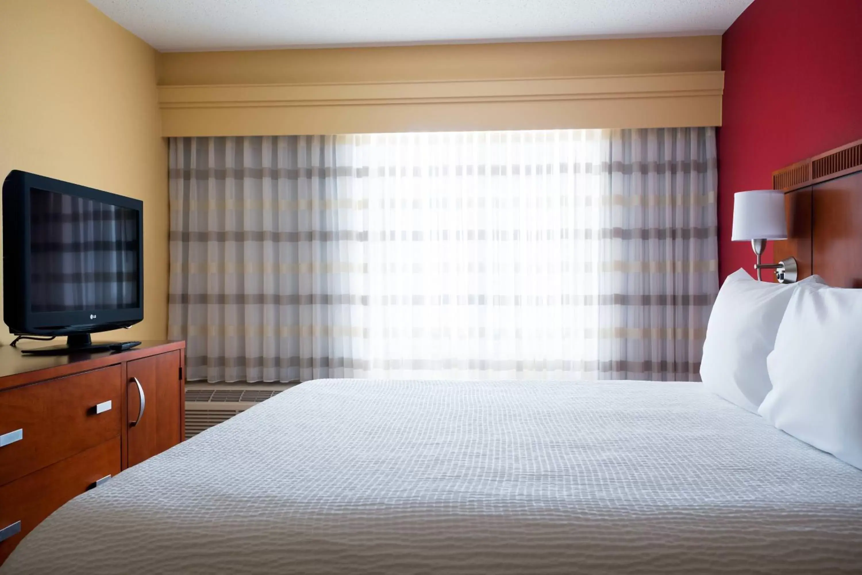 Photo of the whole room, Bed in Courtyard by Marriott Indianapolis Airport