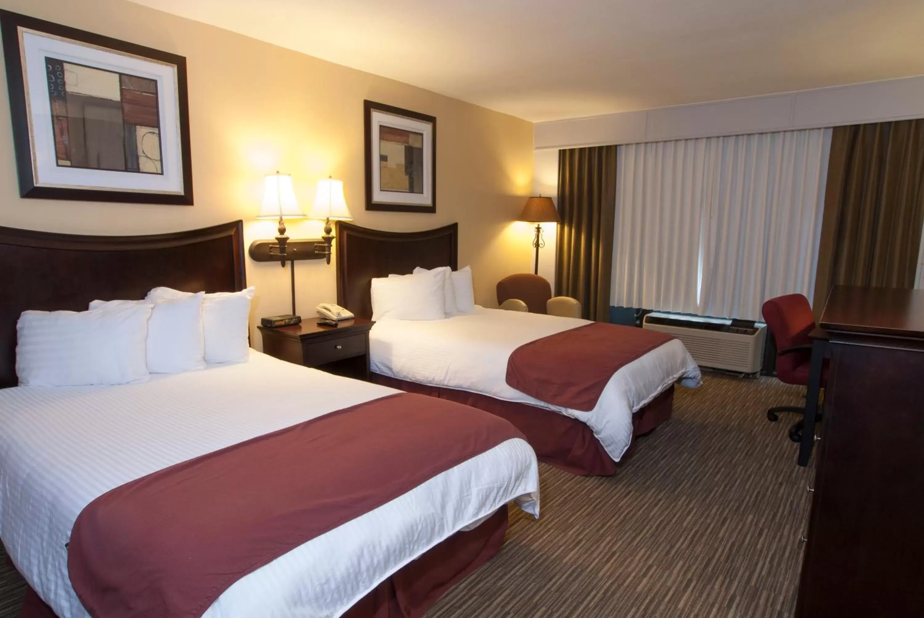 Photo of the whole room, Bed in Lamplighter Inn & Suites Pittsburg