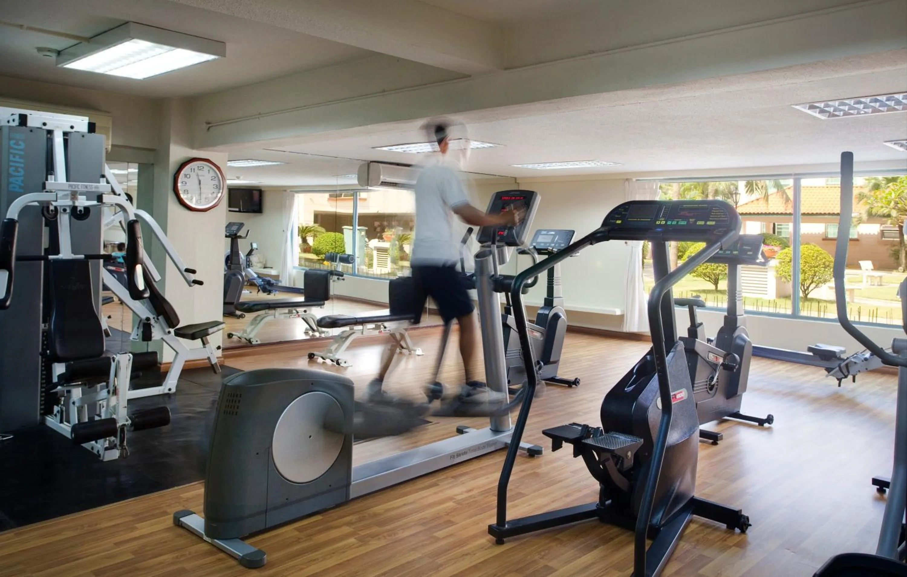 Fitness centre/facilities in Diamond Westlake Suites
