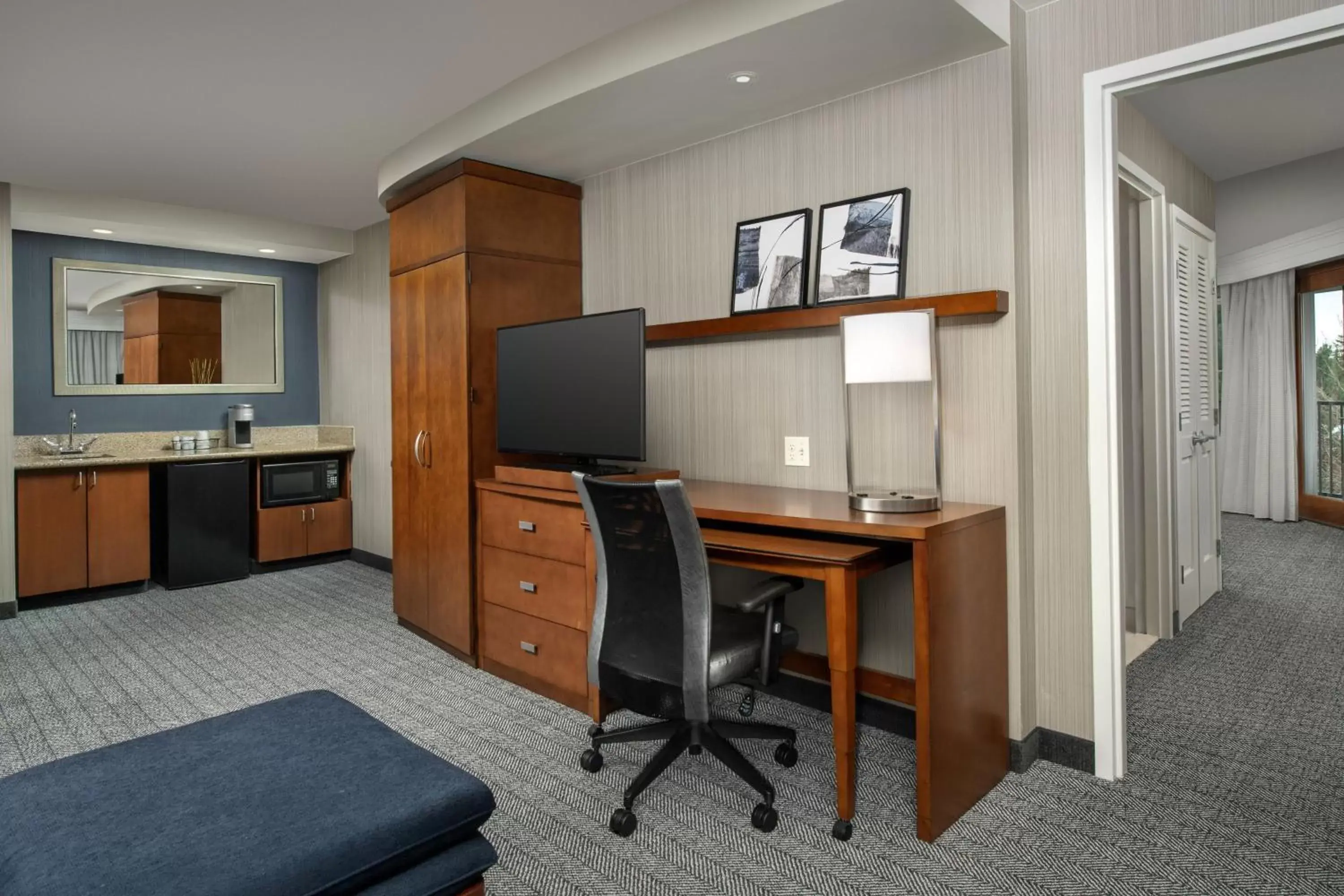 Bedroom, TV/Entertainment Center in Courtyard by Marriott Seattle Kirkland