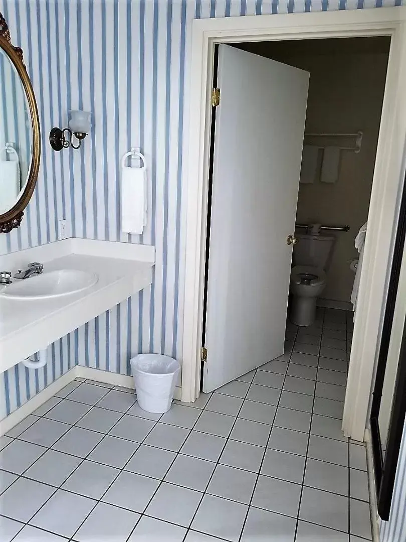 Bathroom in Hill House Inn