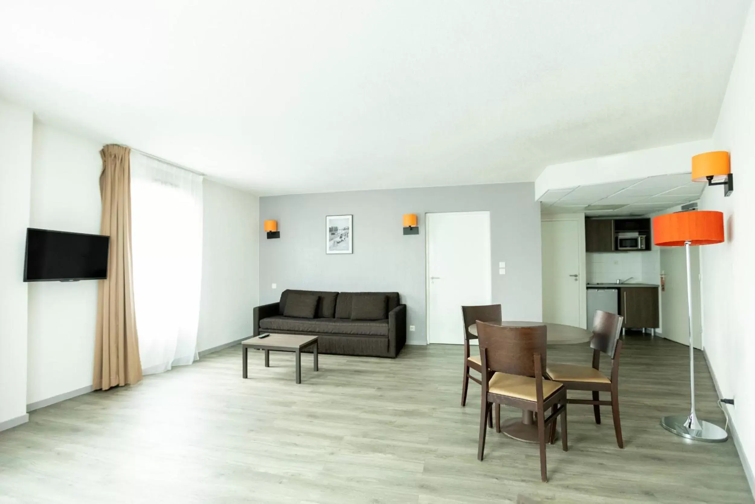 Kitchen or kitchenette, Seating Area in Aparthotel Adagio Access Orléans