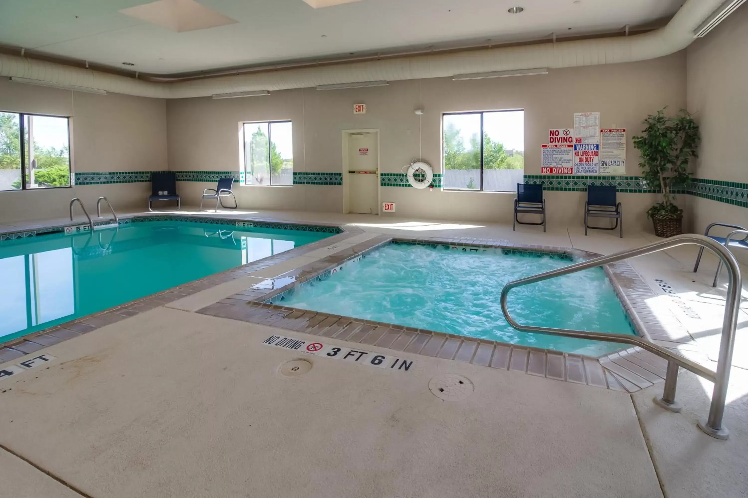 Swimming Pool in Ashmore Inn Amarillo