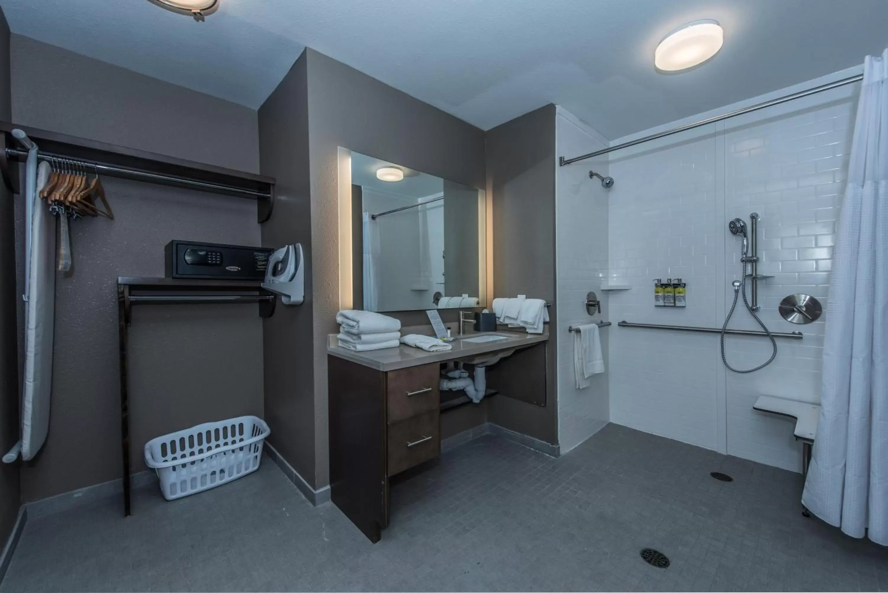 Photo of the whole room, Bathroom in Staybridge Suites Charleston - Mount Pleasant, an IHG Hotel