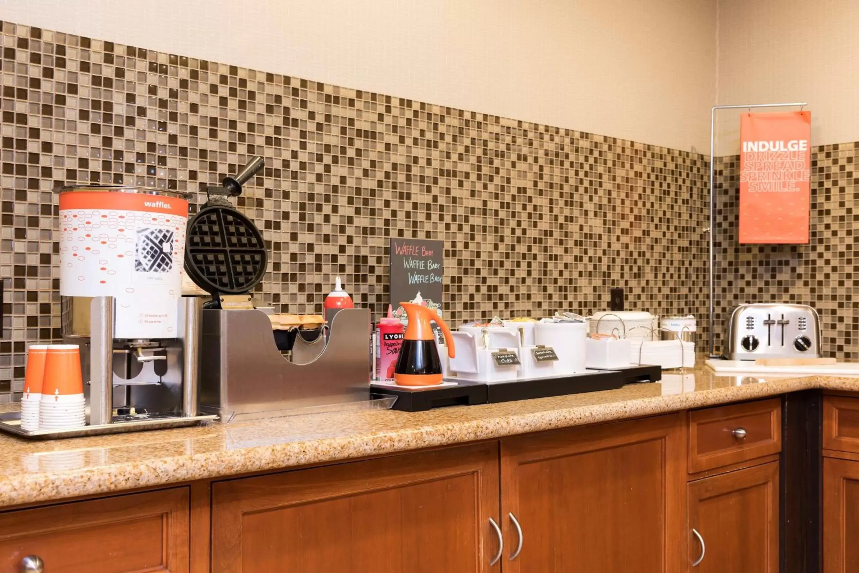 Breakfast, Kitchen/Kitchenette in Hampton Inn & Suites East Lansing