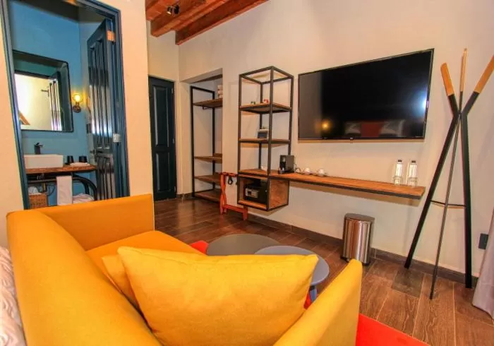 Antigua Trece Hotel Fusión