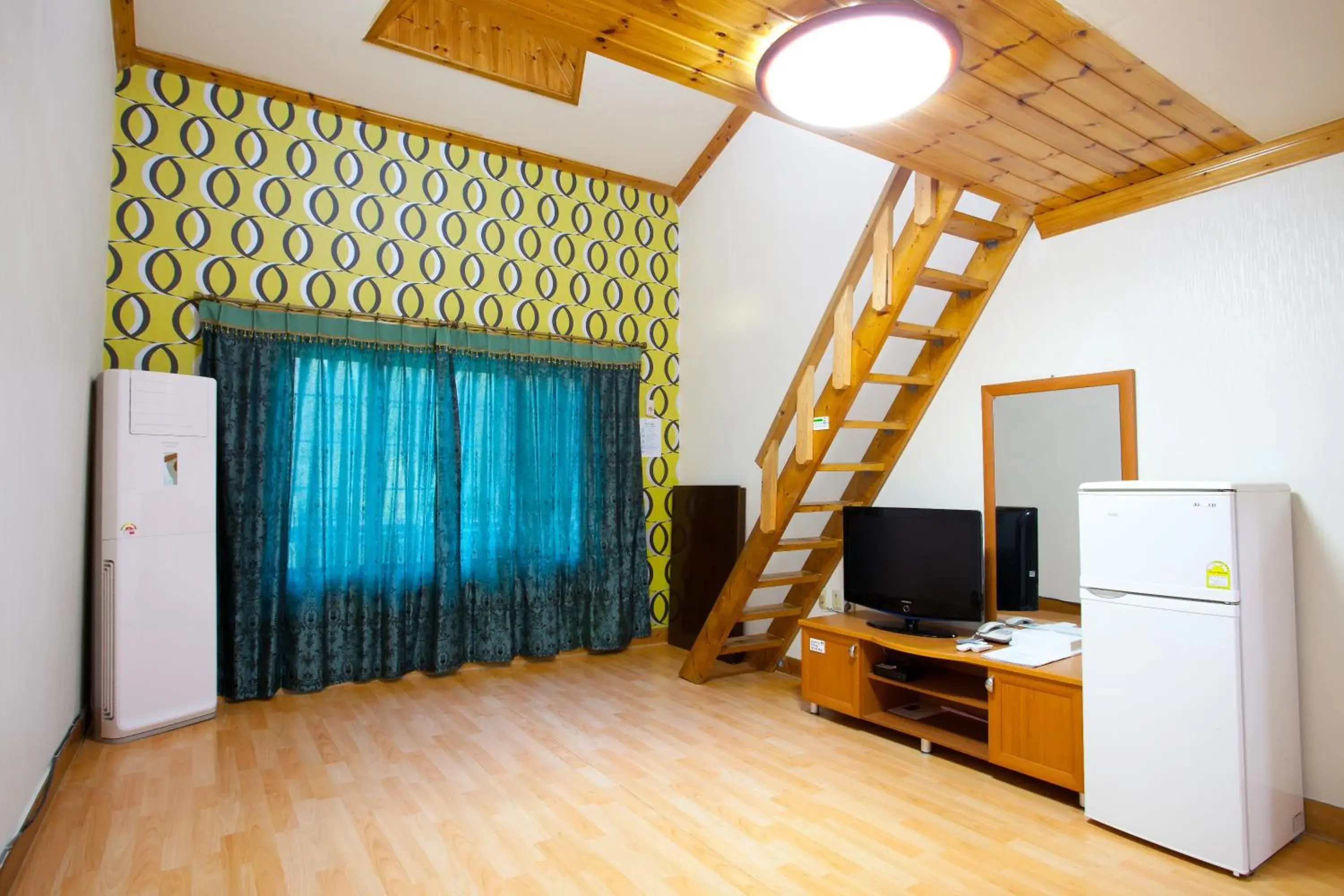 Decorative detail, TV/Entertainment Center in White Cabin