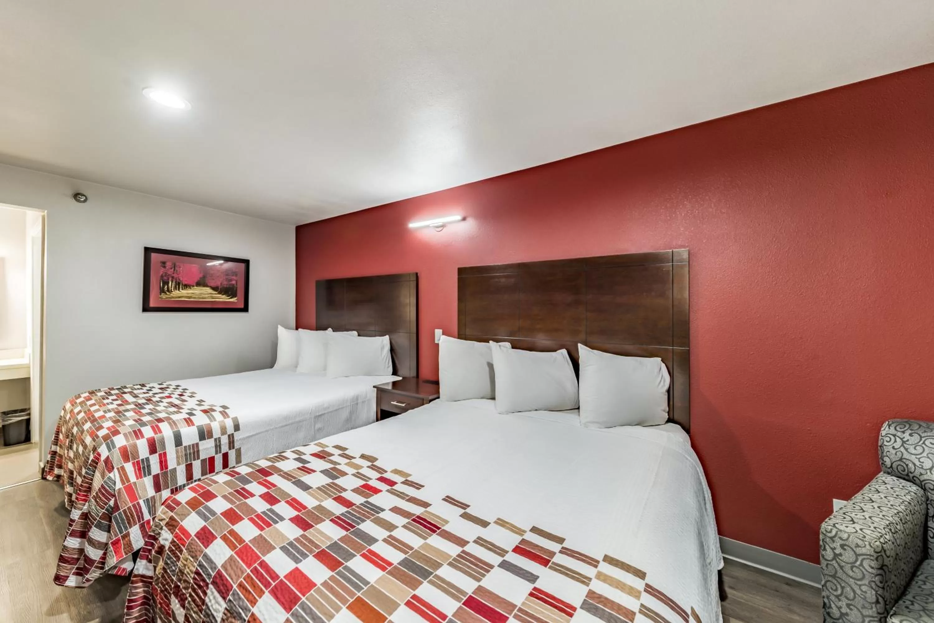 Photo of the whole room, Bed in Red Roof Inn Dallas - Mesquite Fair Park NE