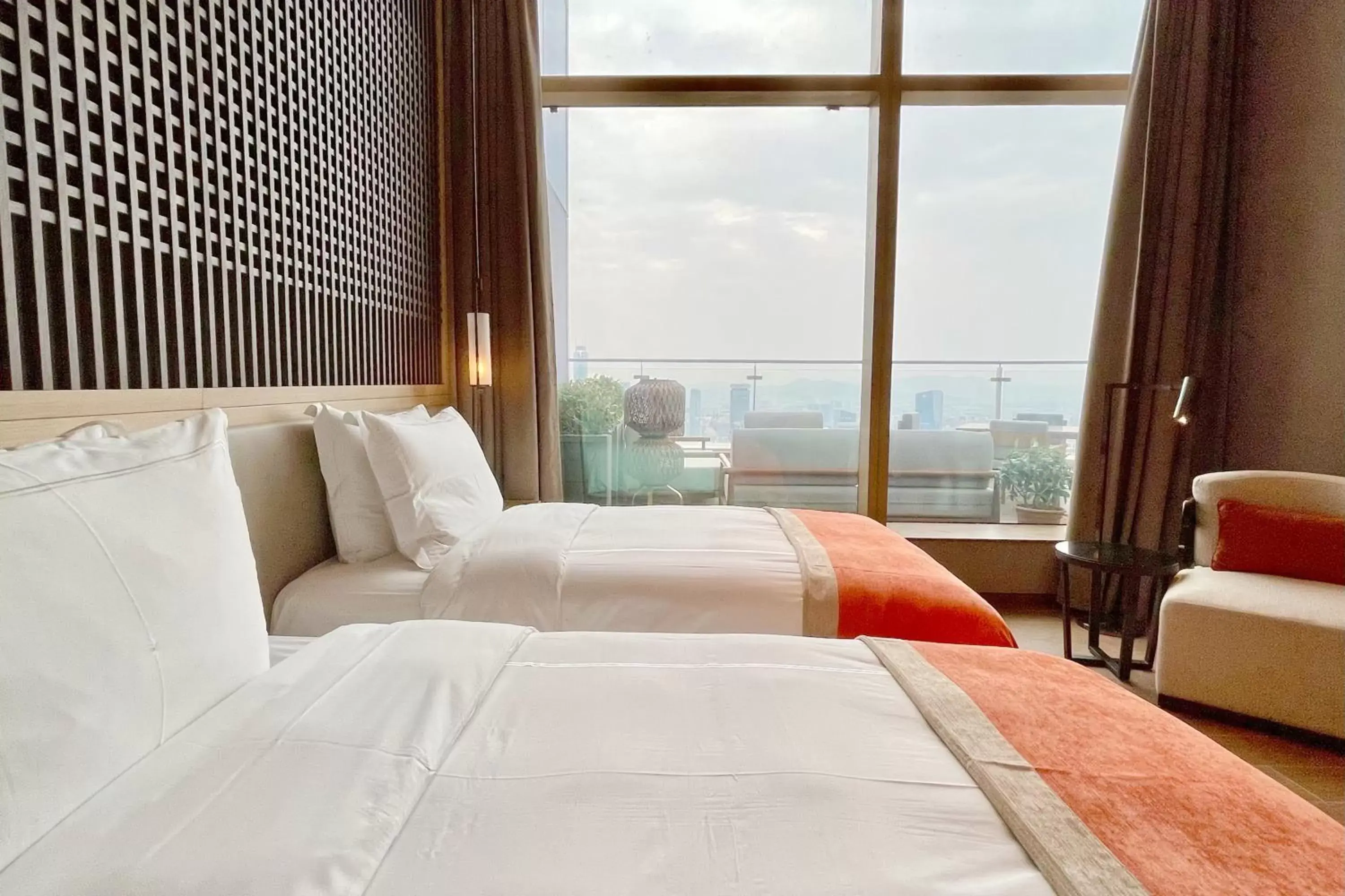 Bed in Jumeirah Guangzhou - Complimentary Shuttle Bus to Canton Fair Complex during Canton Fair period