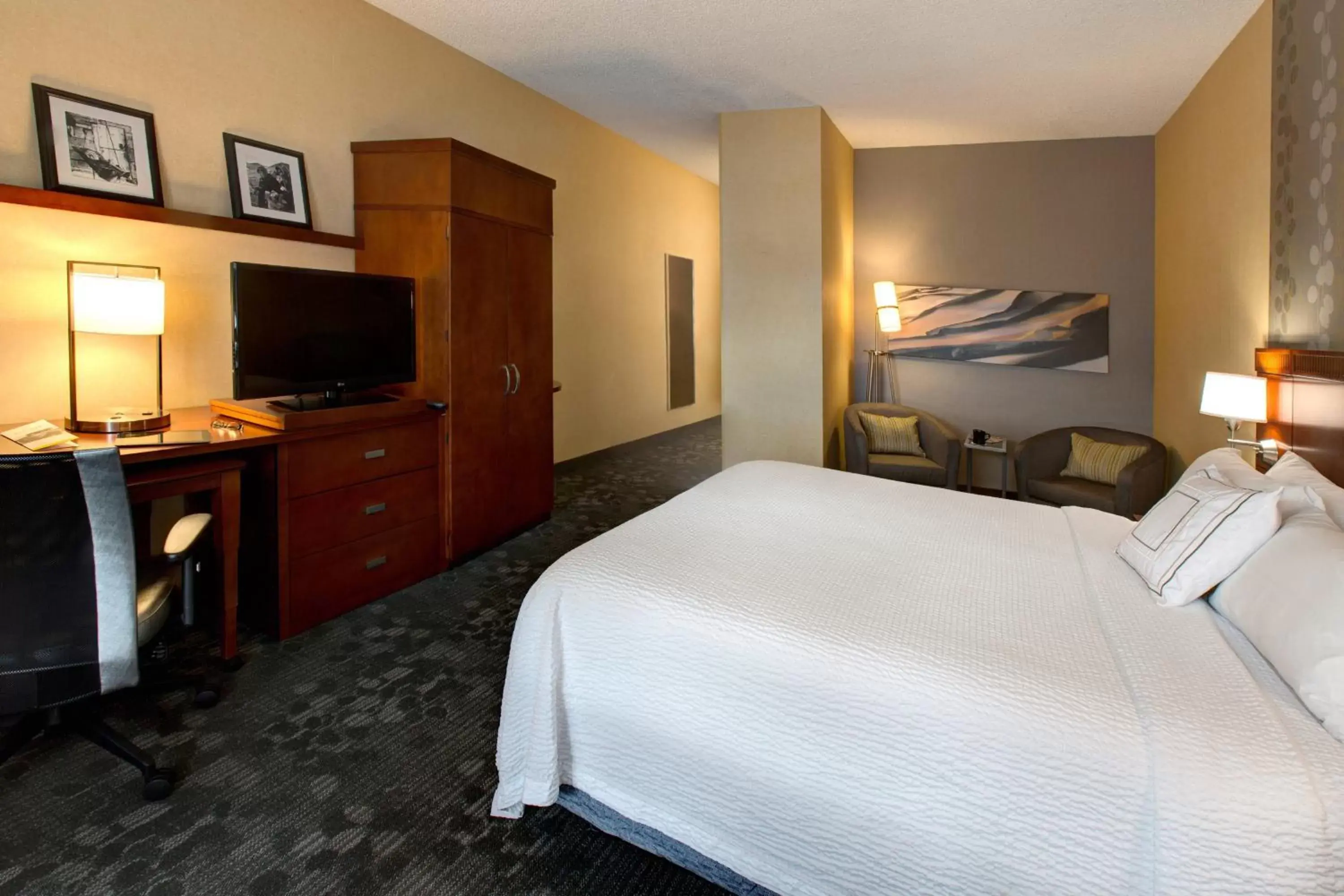 Bedroom, Bed in Courtyard by Marriott Anchorage Airport