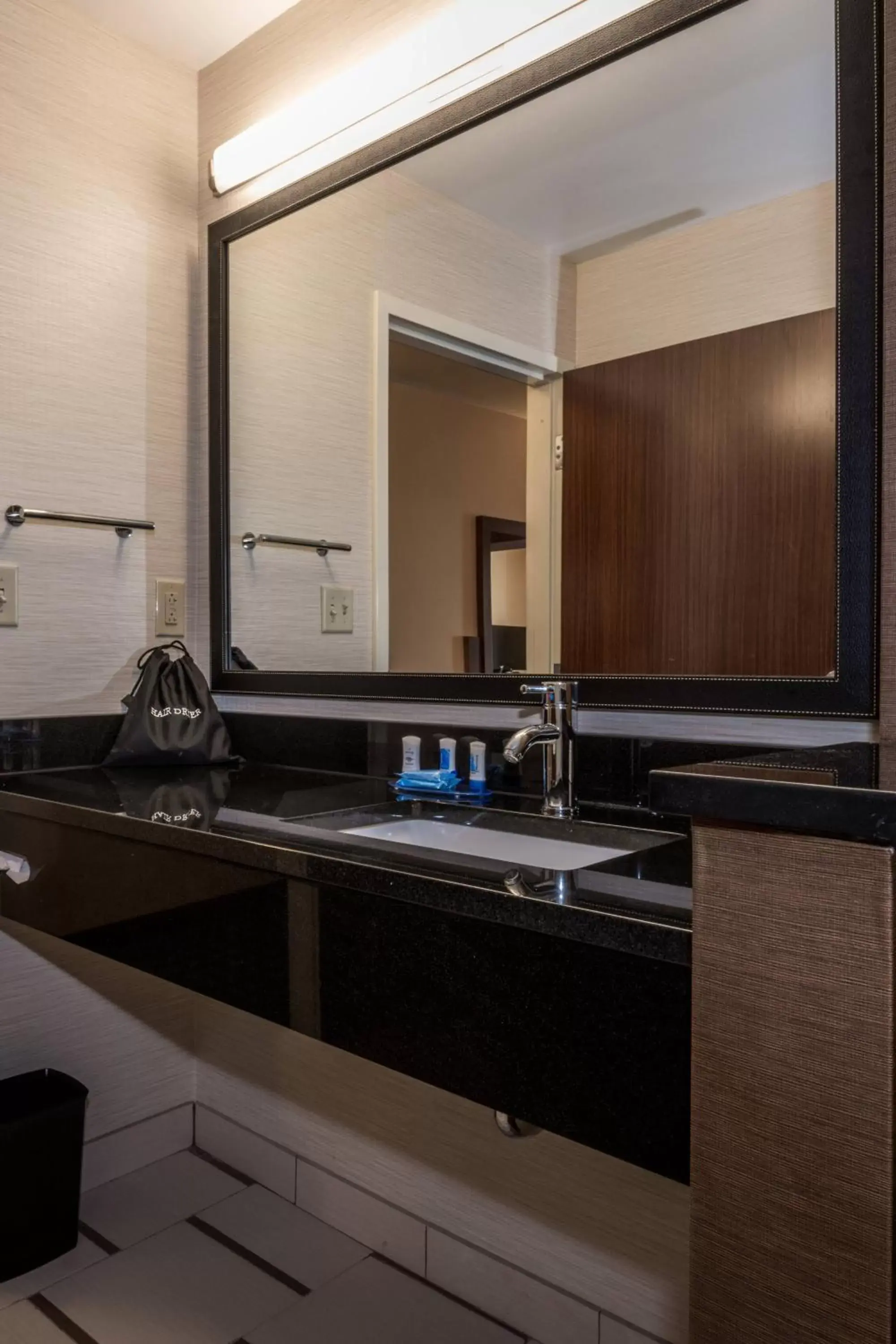Bathroom, Kitchen/Kitchenette in Fairfield Inn & Suites by Marriott Atmore