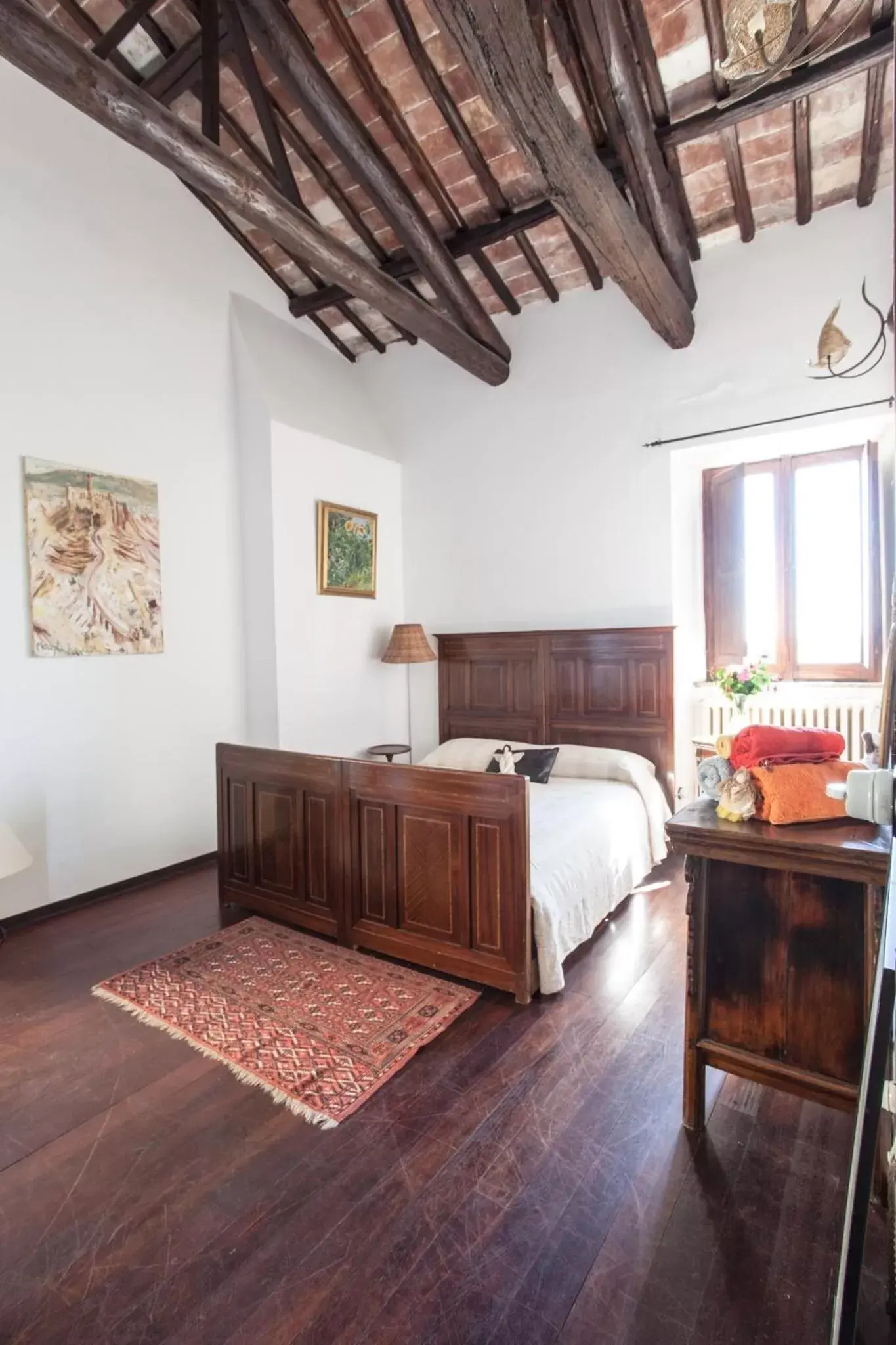 Photo of the whole room, Bed in Vinto House Civita