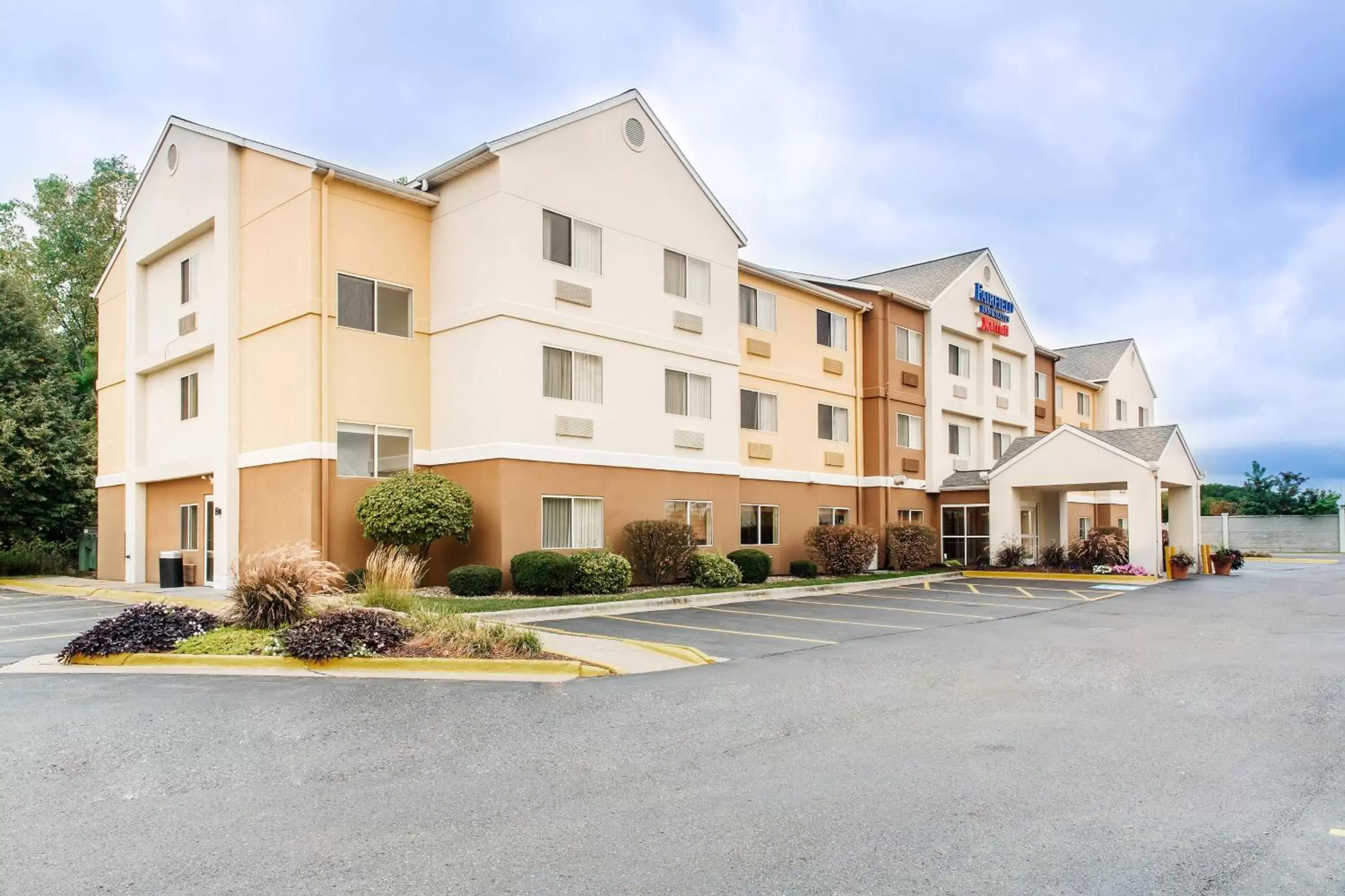 Property Building in Fairfield Inn & Suites Canton