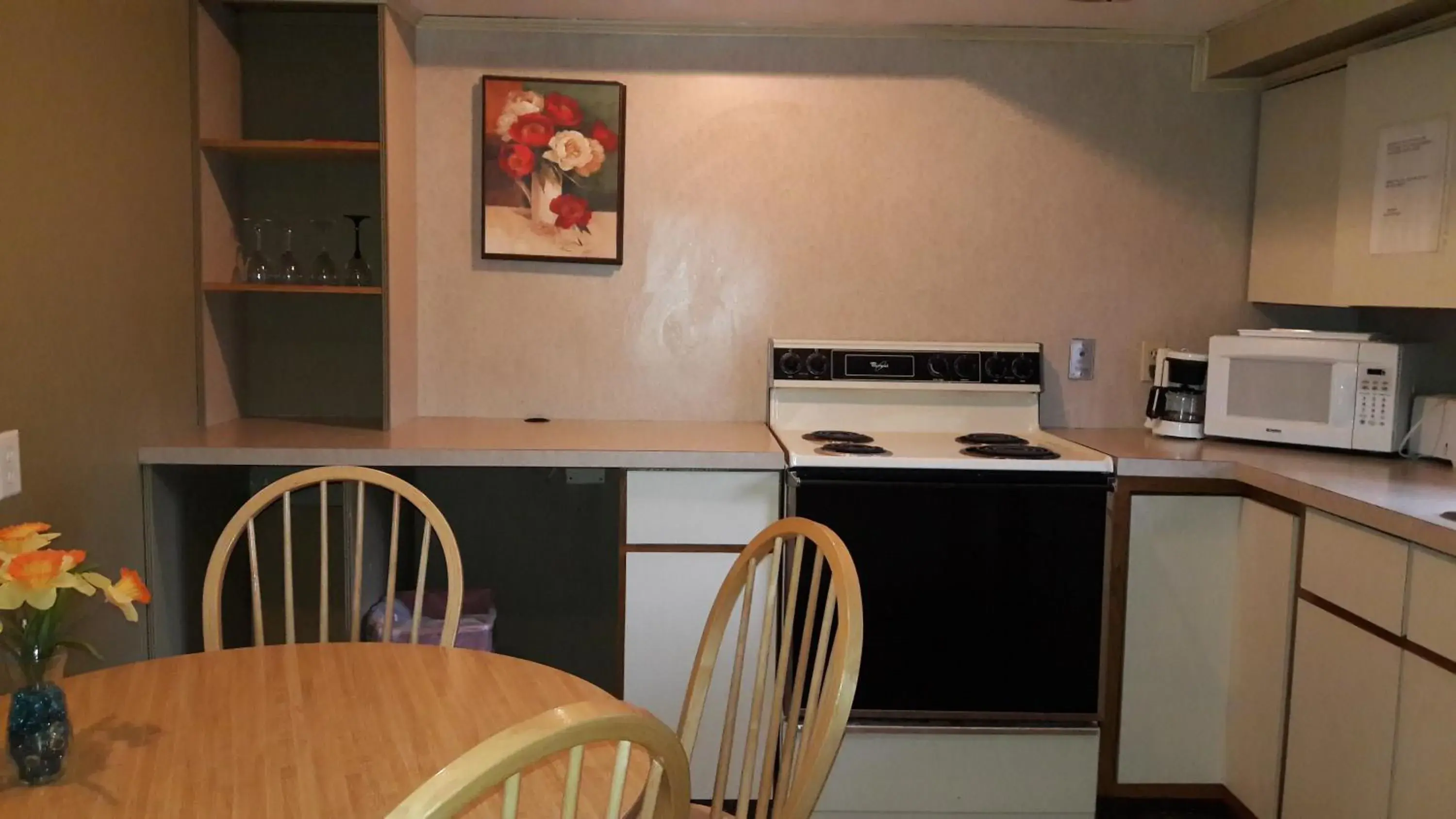 Dining area, Kitchen/Kitchenette in Pinebrook Motel