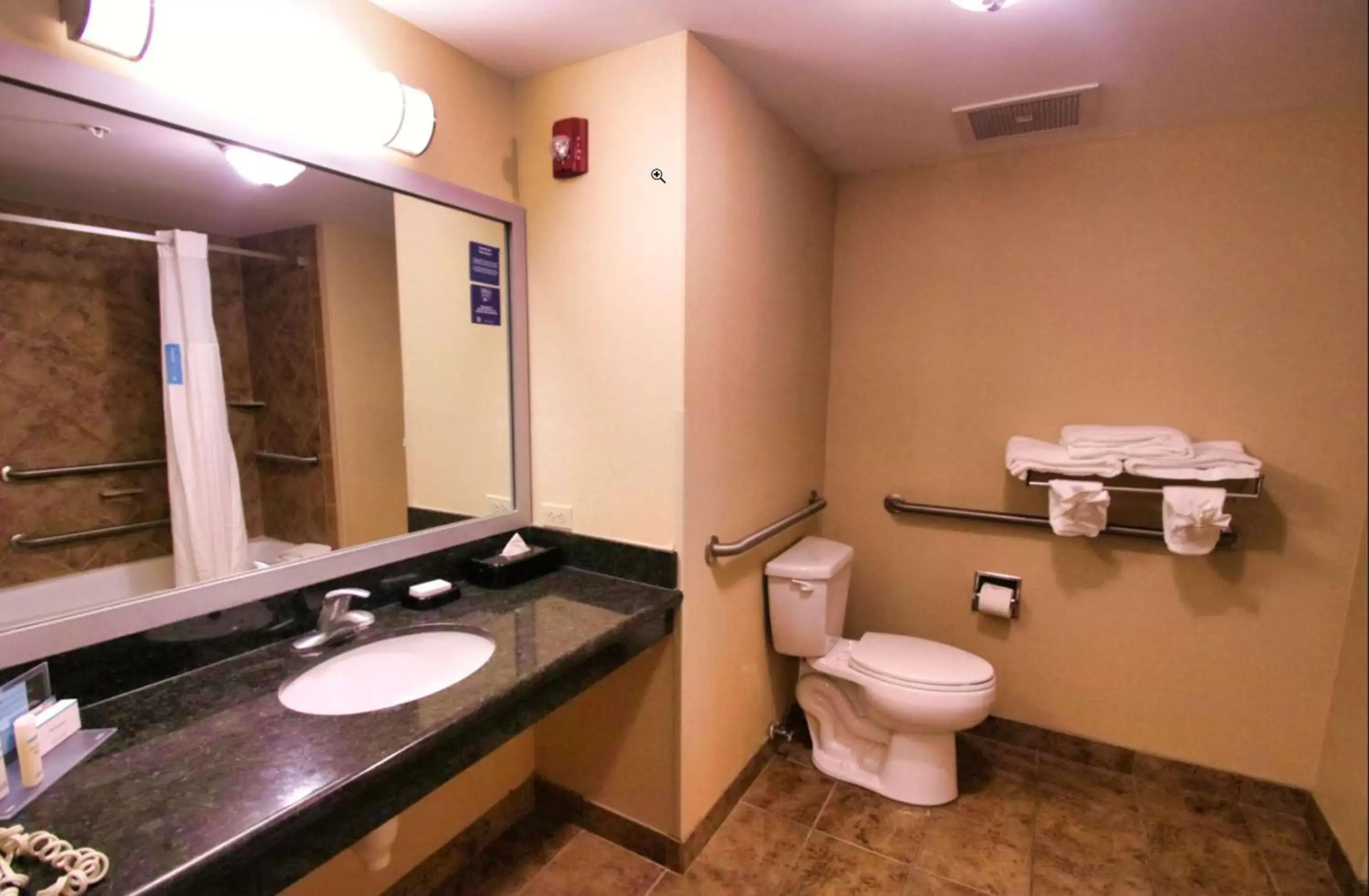 Bathroom in Hampton Inn & Suites Jacksonville Beach Boulevard/Mayo Clinic