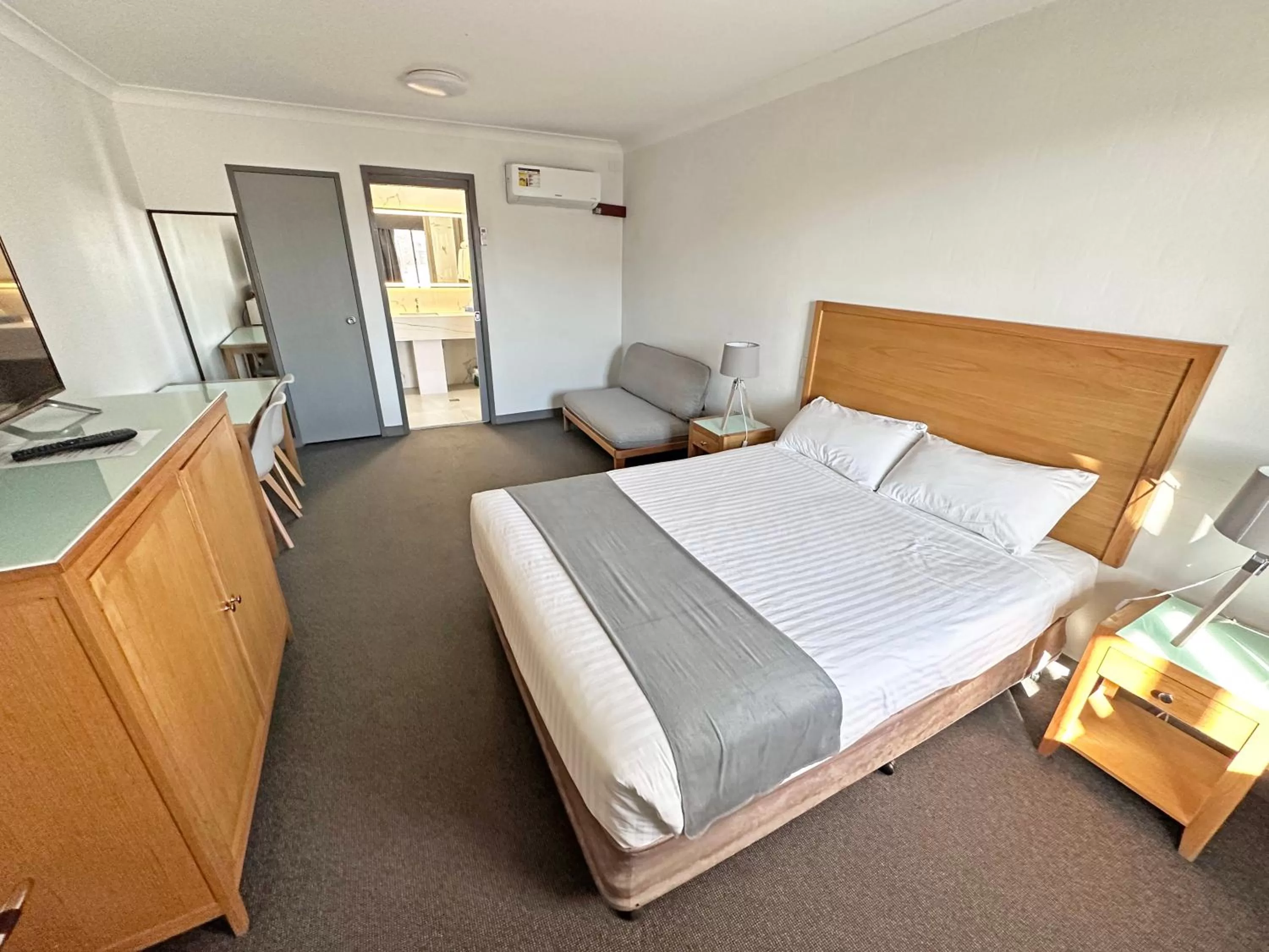 Bedroom, Bed in Spa Village Travel Inn