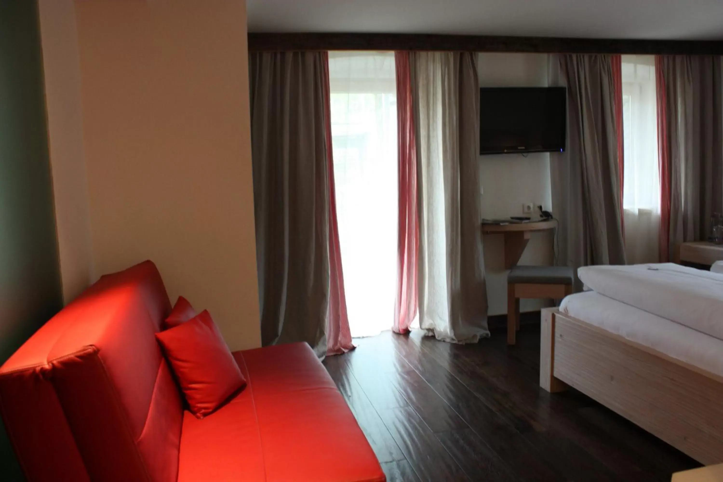 Seating area, Bed in Das Posch Hotel
