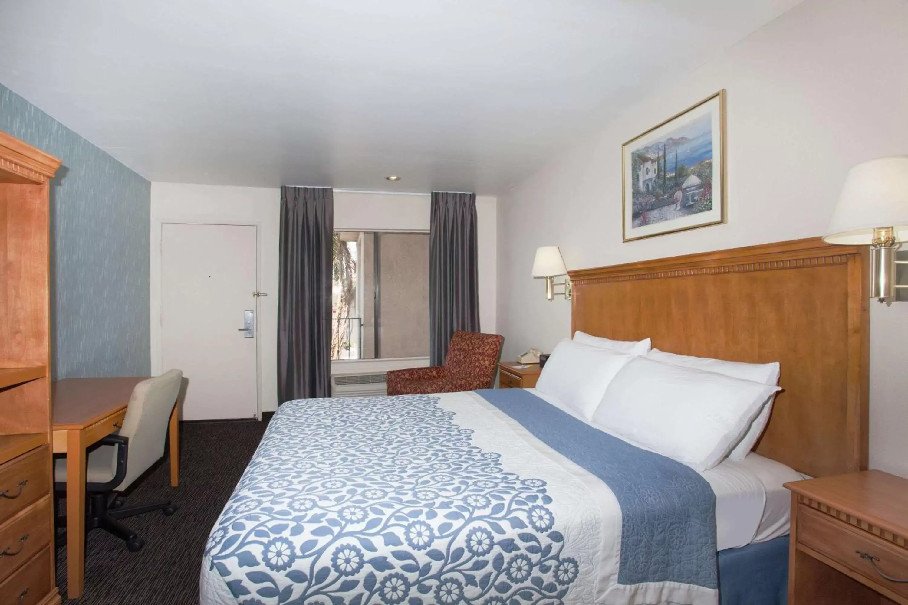 Photo of the whole room, Bed in Days Inn by Wyndham Anaheim Near the Park
