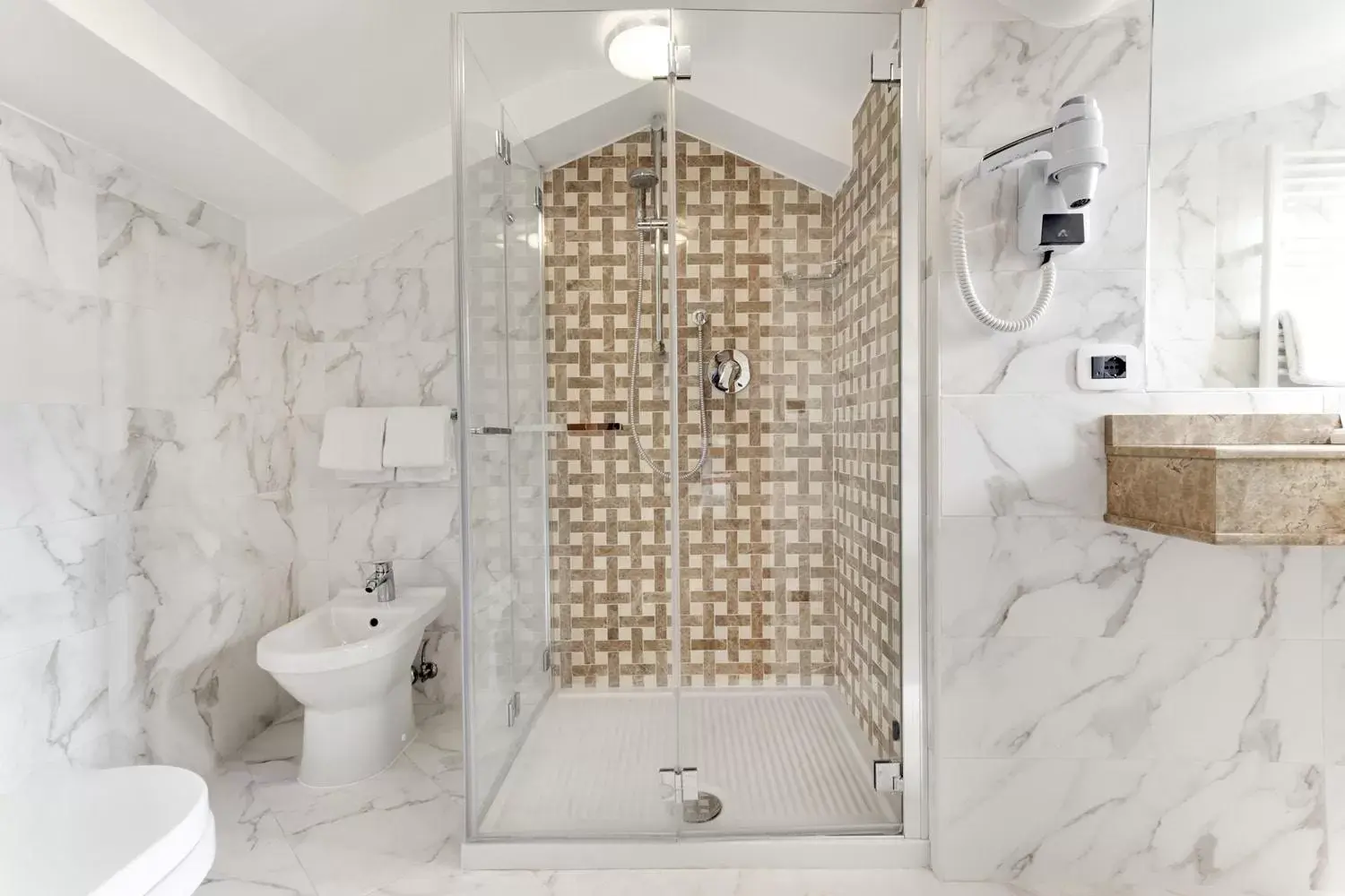 Shower, Bathroom in Hotel Casanova
