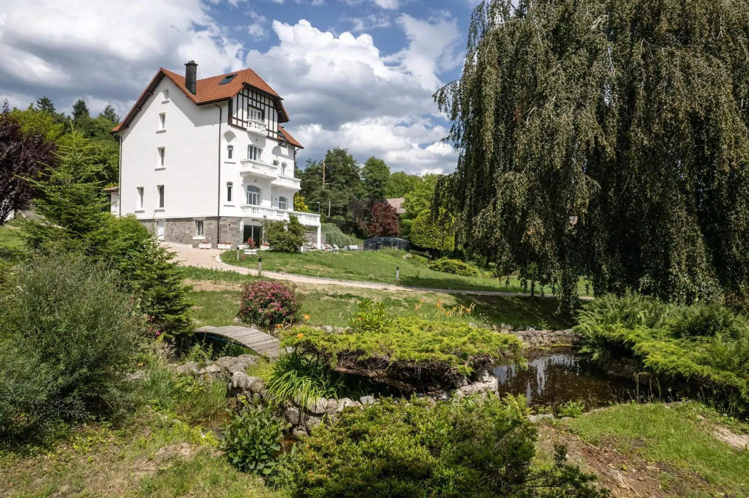 Property Building in Hôtel Le Beau Rivage