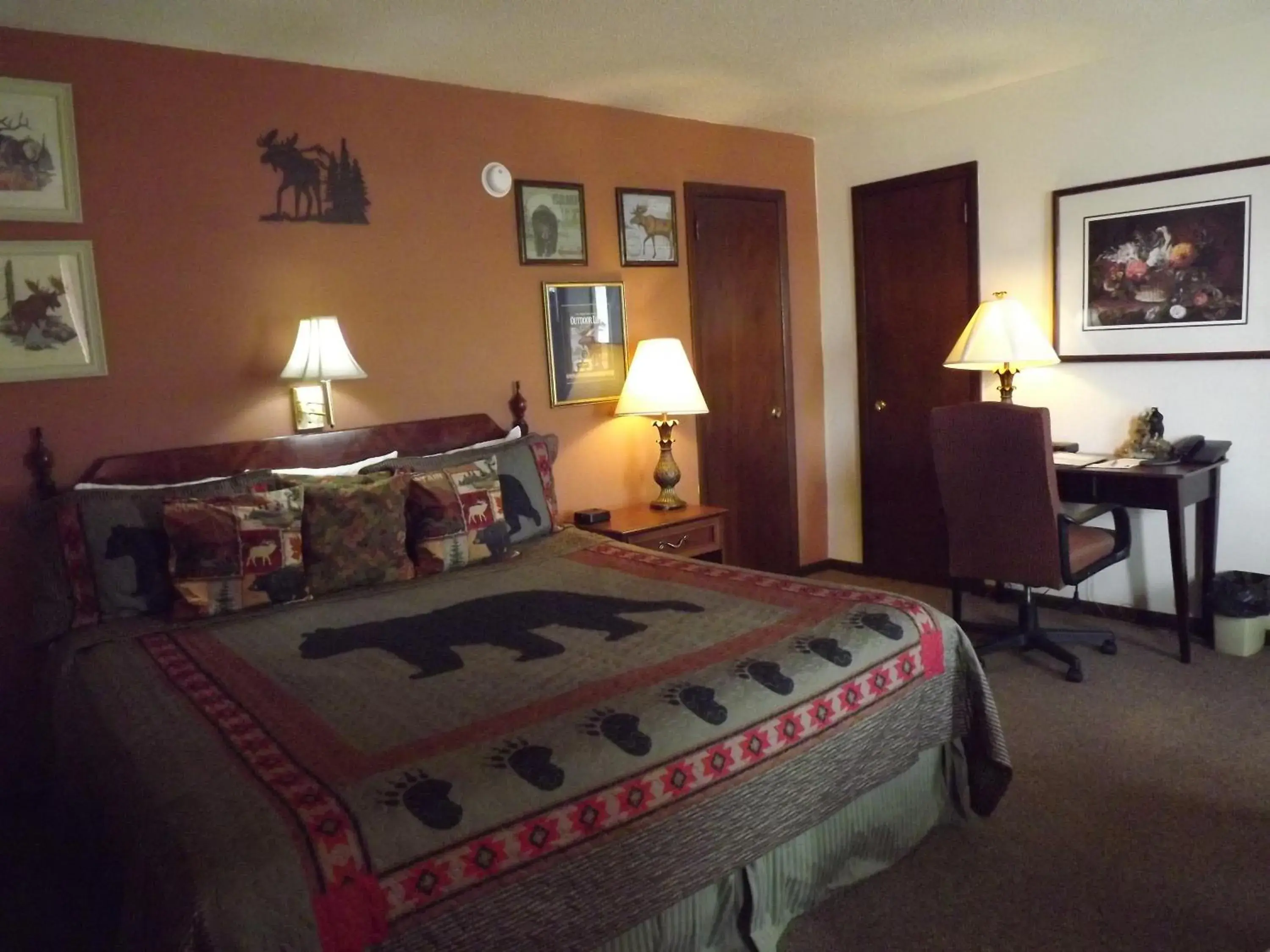 Seating area, Bed in Crest Country Inn