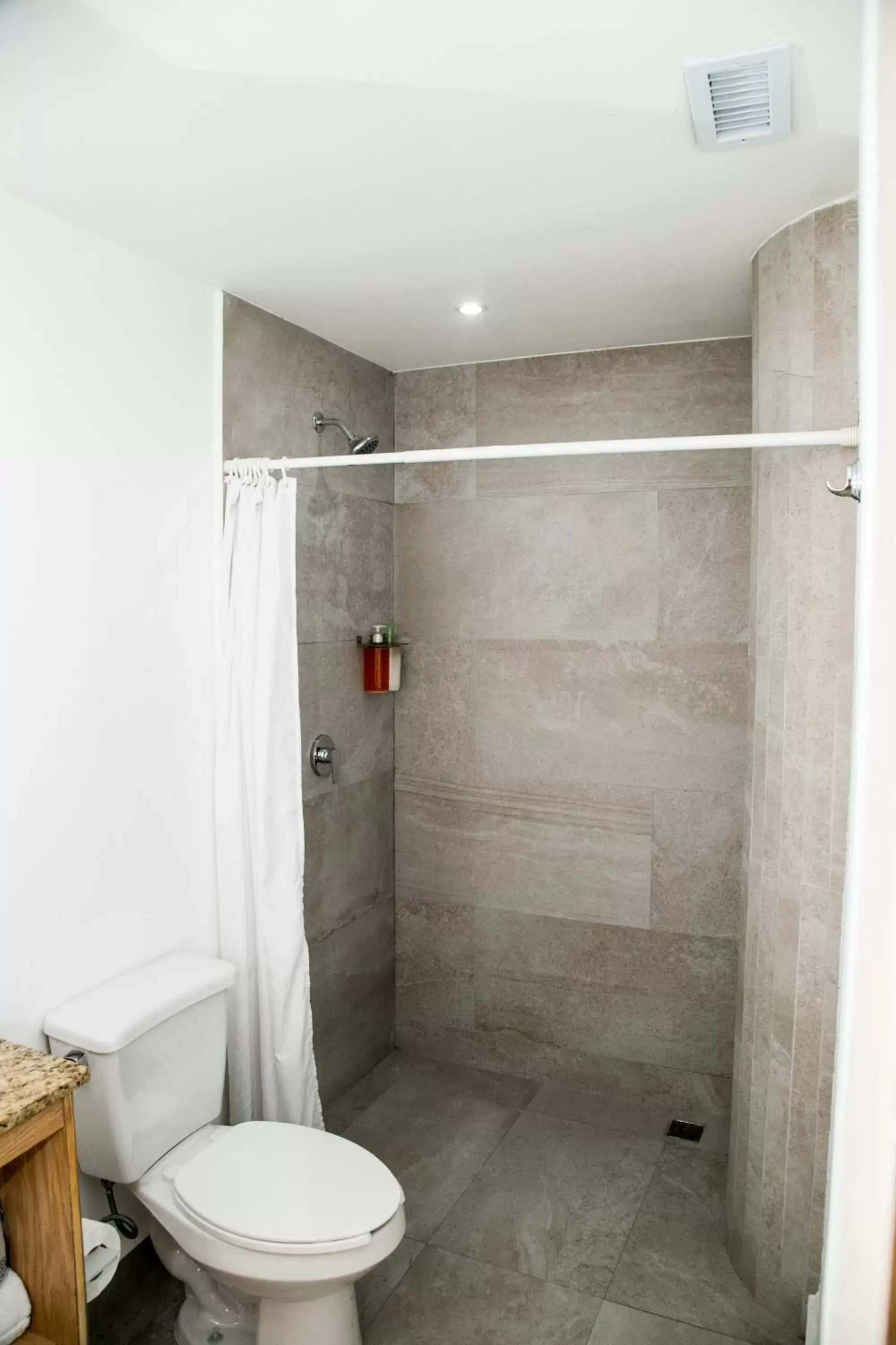 Shower, Bathroom in Booking 500