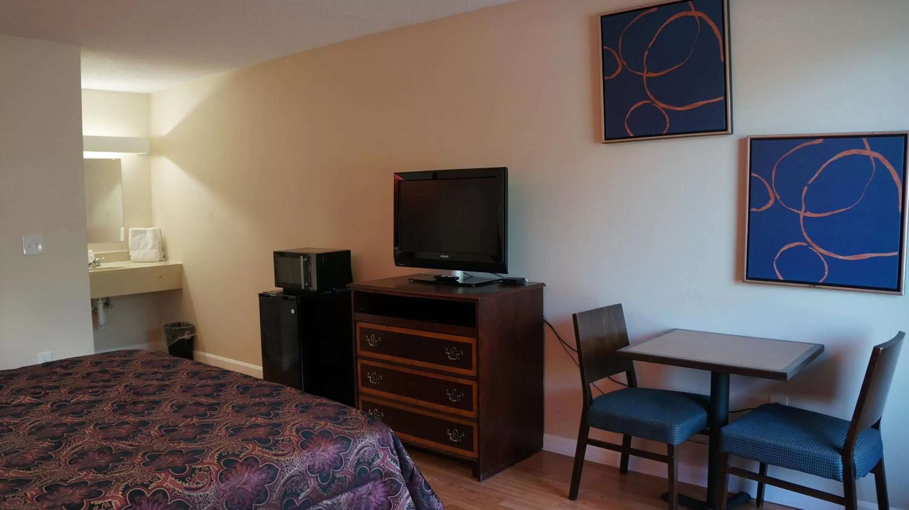 TV and multimedia, Bed in Classic Motor Lodge Providence - West Greenwich