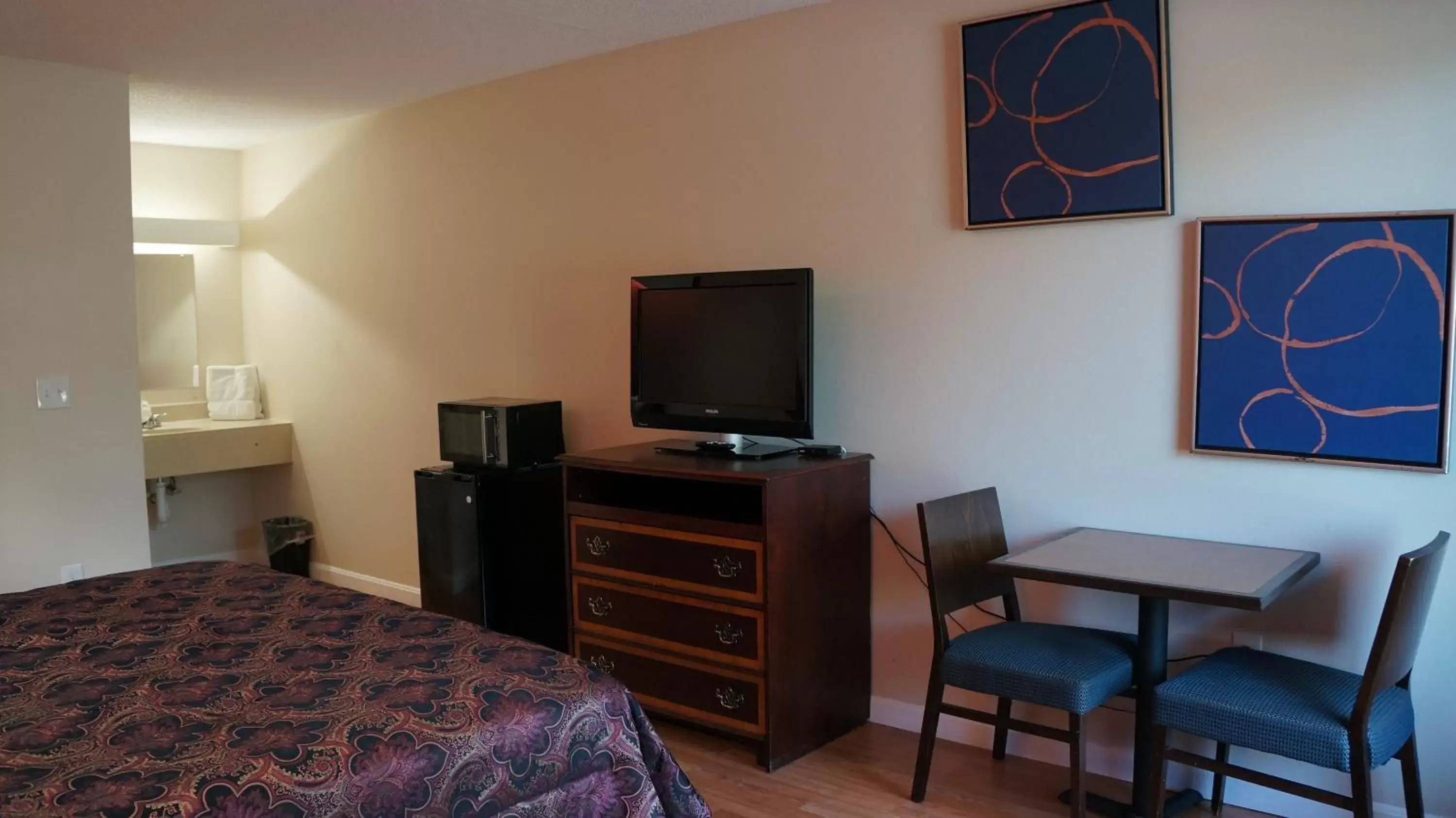TV and multimedia, TV/Entertainment Center in Classic Motor Lodge Providence - West Greenwich