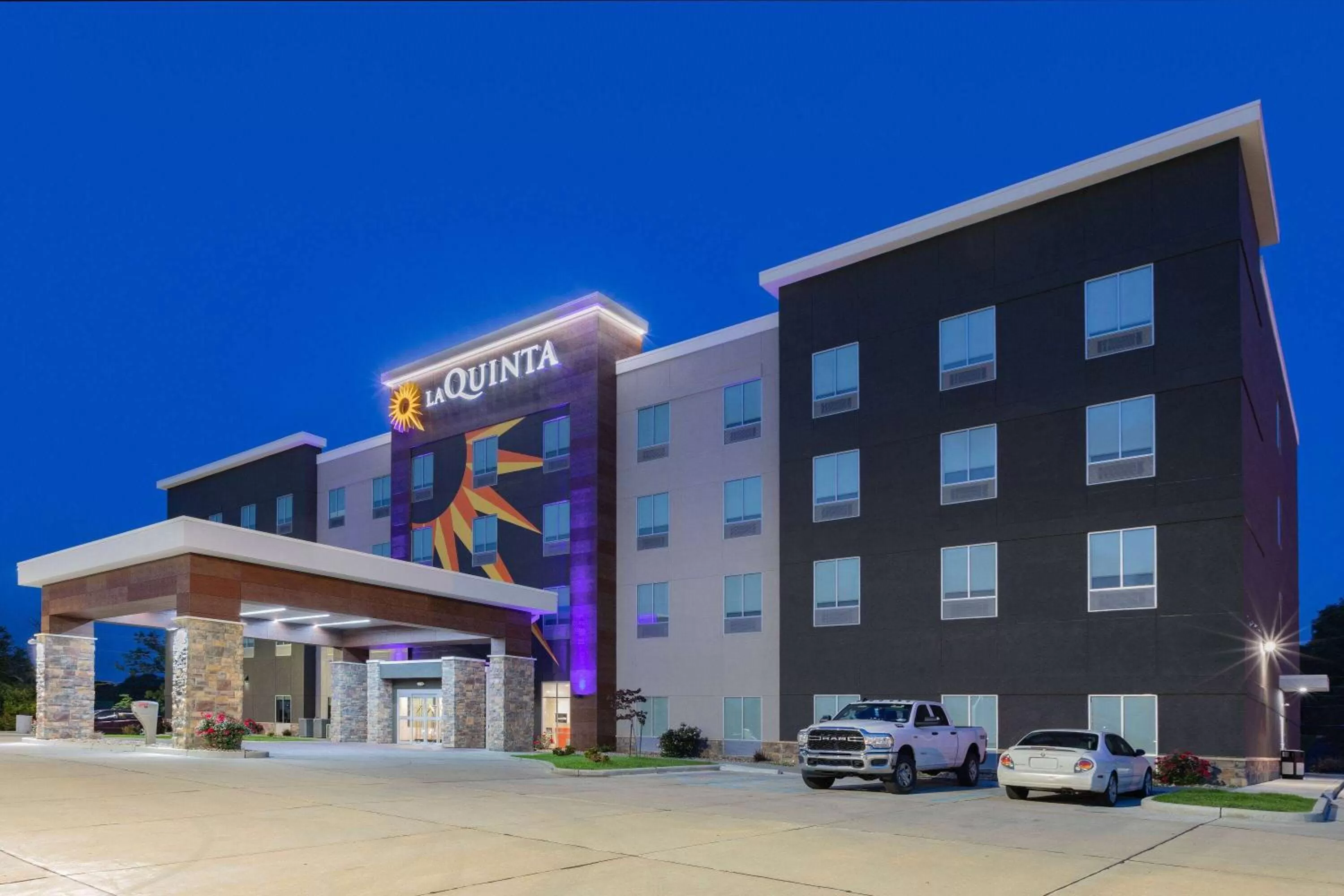 Property building in La Quinta Inn & Suites by Wyndham Jackson-Cape Girardeau