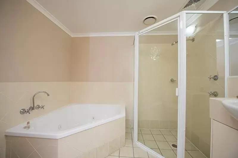 Bathroom in Harbour Sails Motor Inn