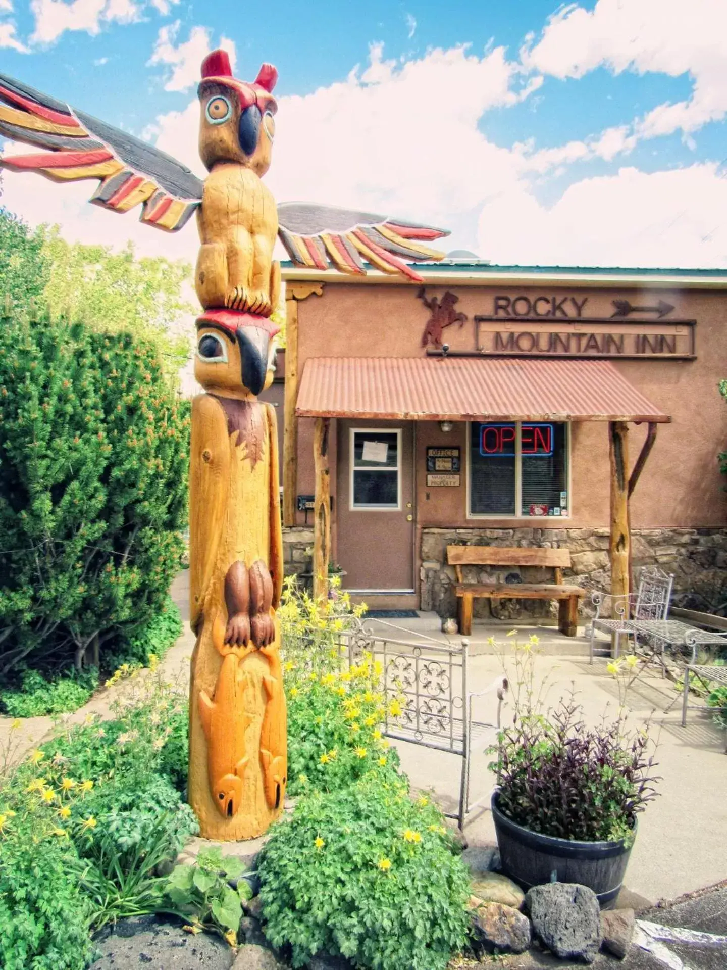 Facade/entrance in Rocky Mountain Inn