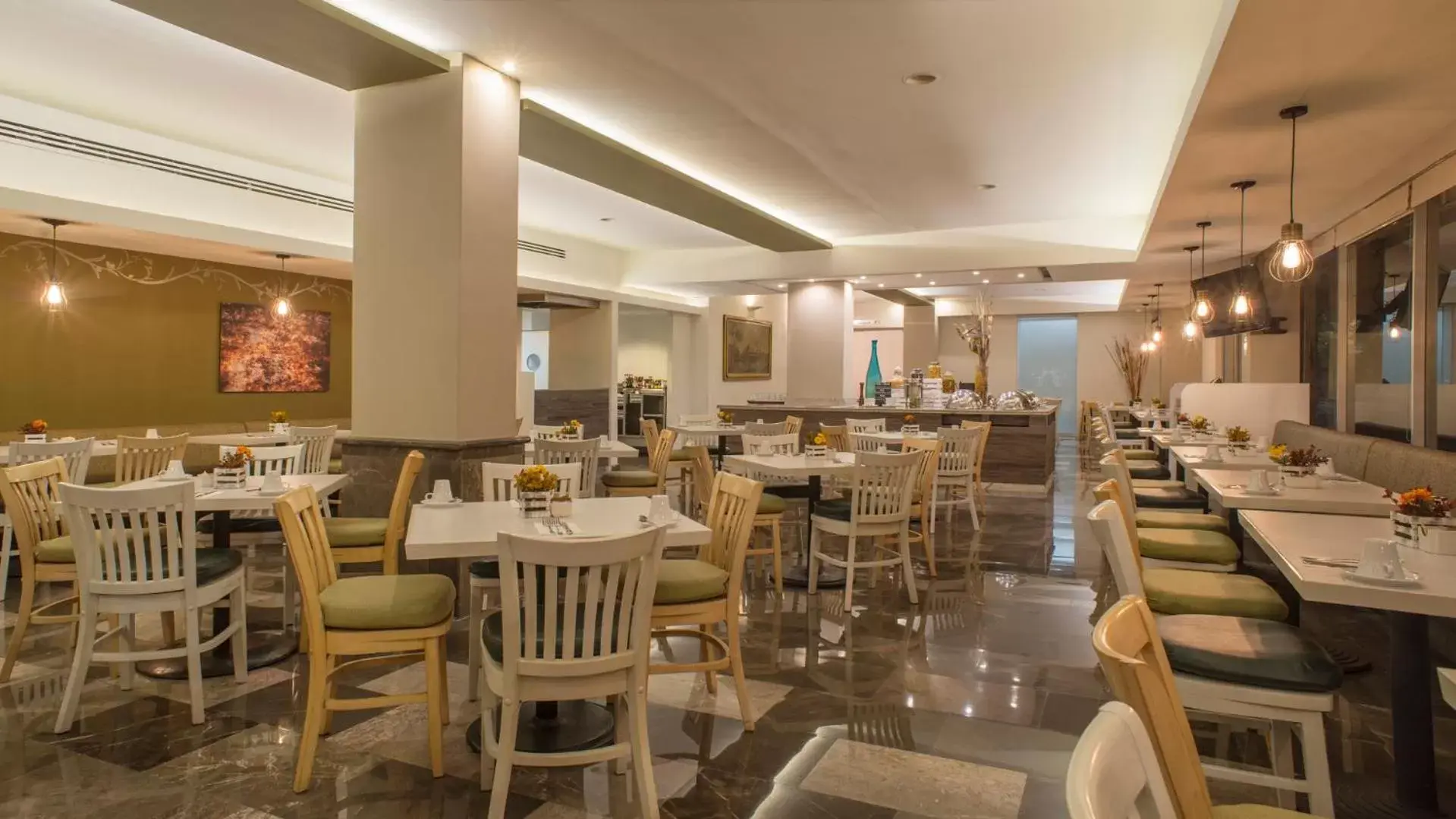 Restaurant/Places to Eat in Stanza Hotel