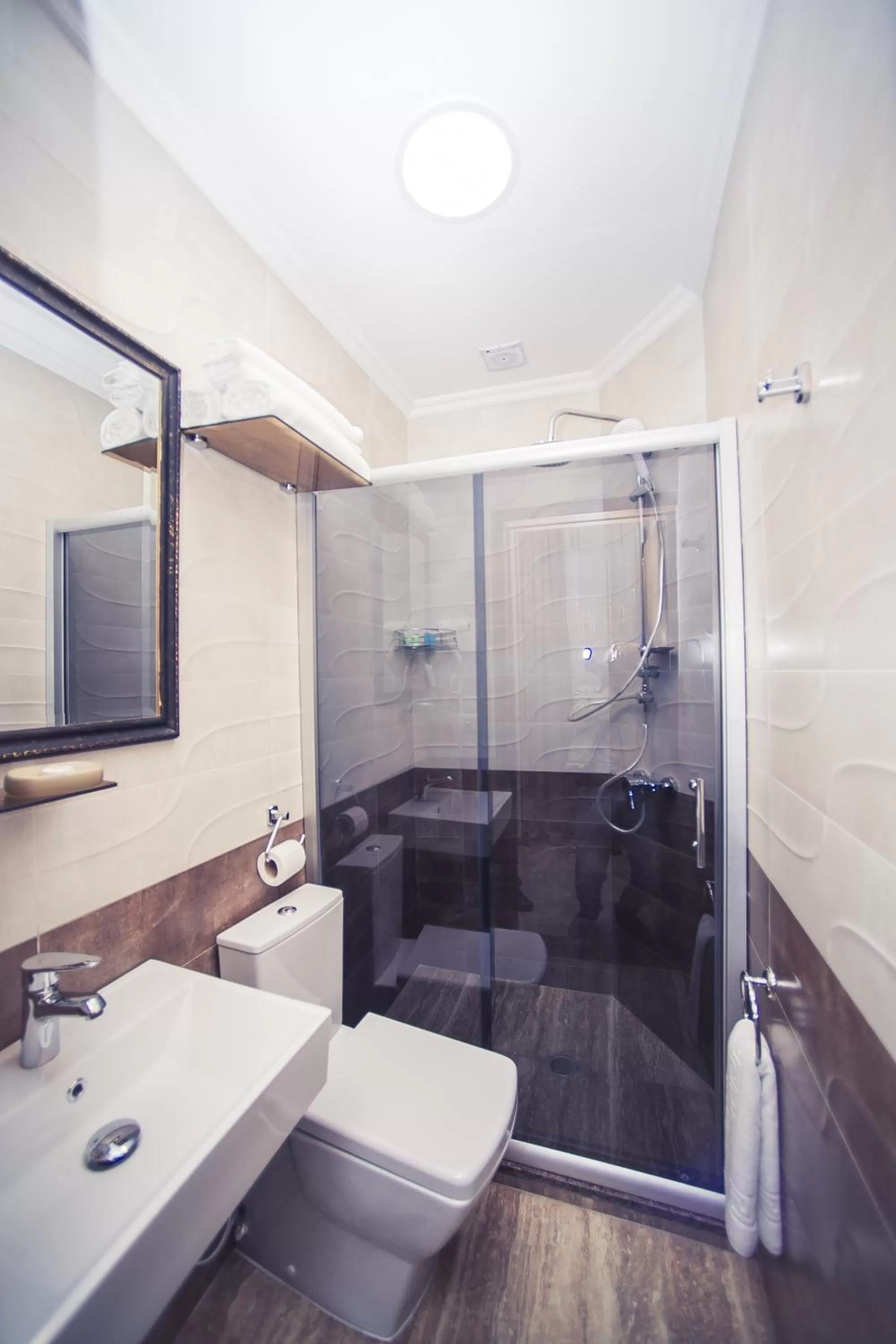 Shower in Royal Venezia Hotel