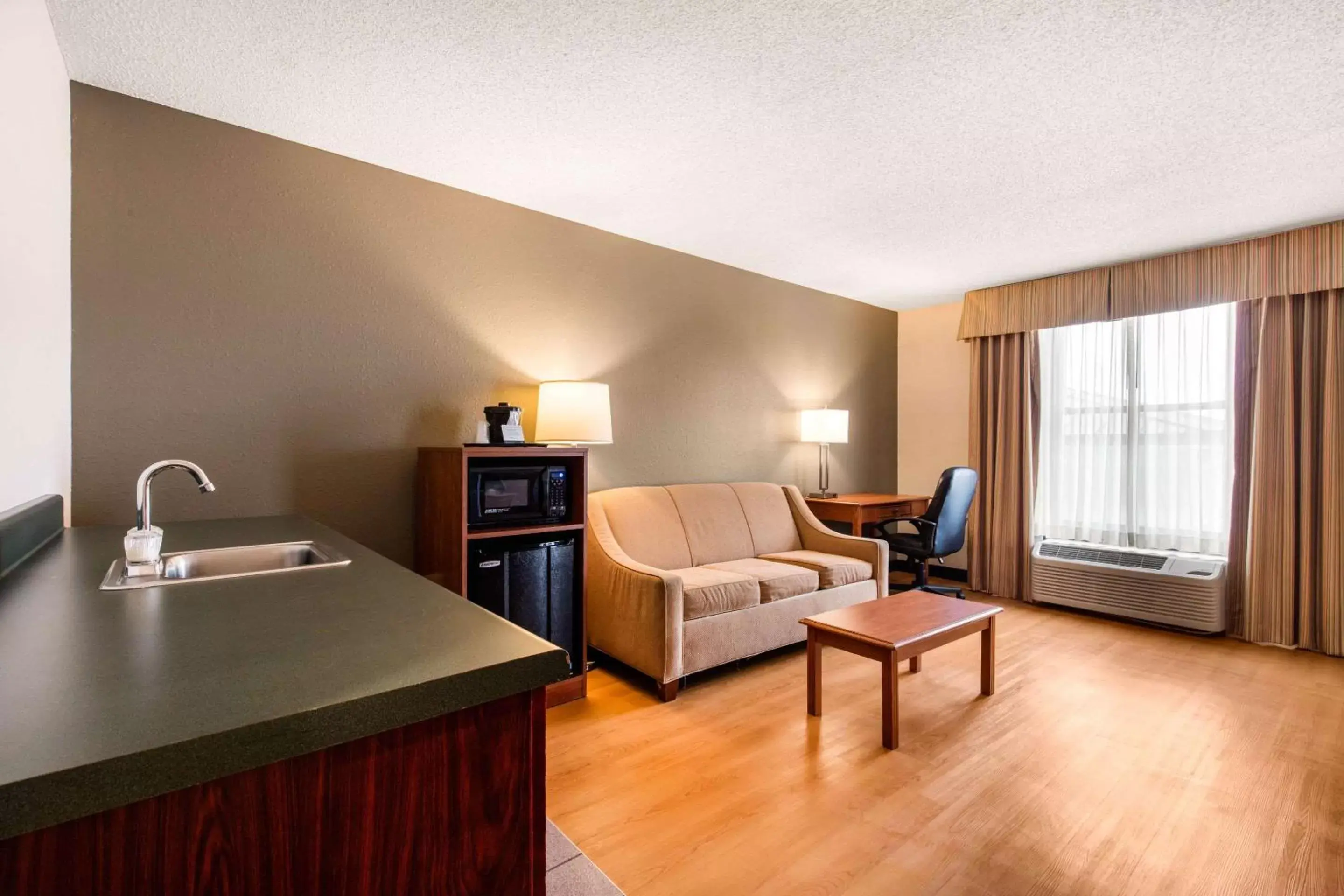 Photo of the whole room, Seating Area in Quality Inn Valley - West Point