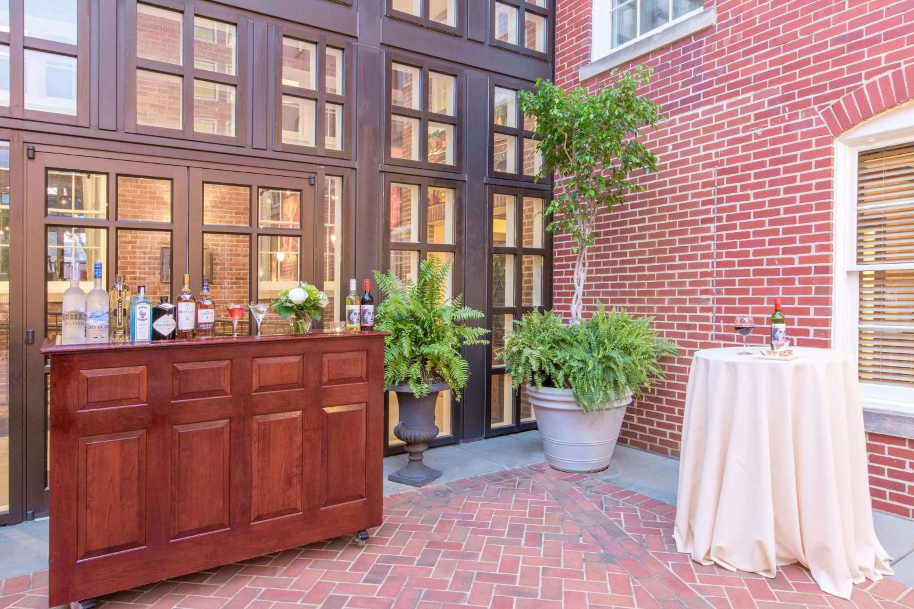 Lounge or bar in The George Washington - A Wyndham Grand Hotel