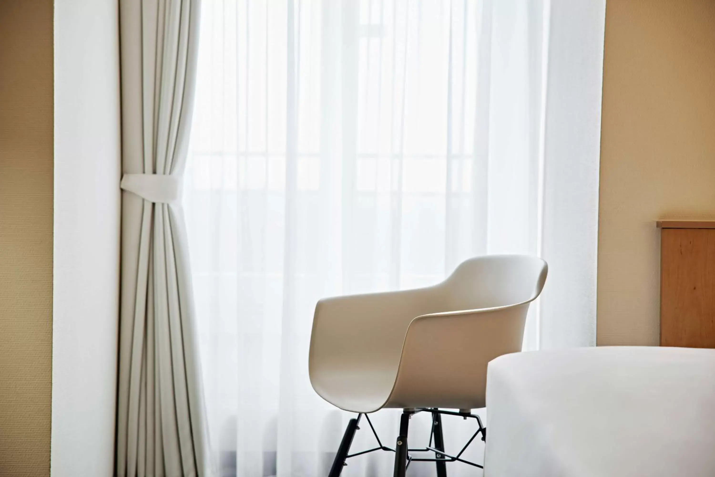 Bedroom, Seating Area in Lindner Hotel Dusseldorf Airport