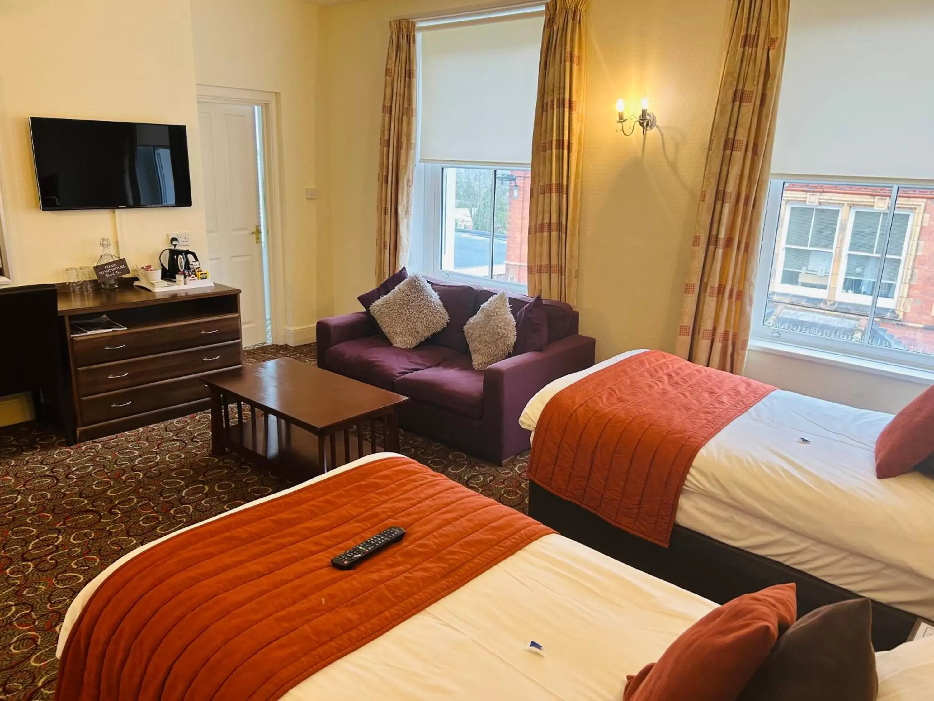 Bed, Seating Area in Great Malvern Hotel