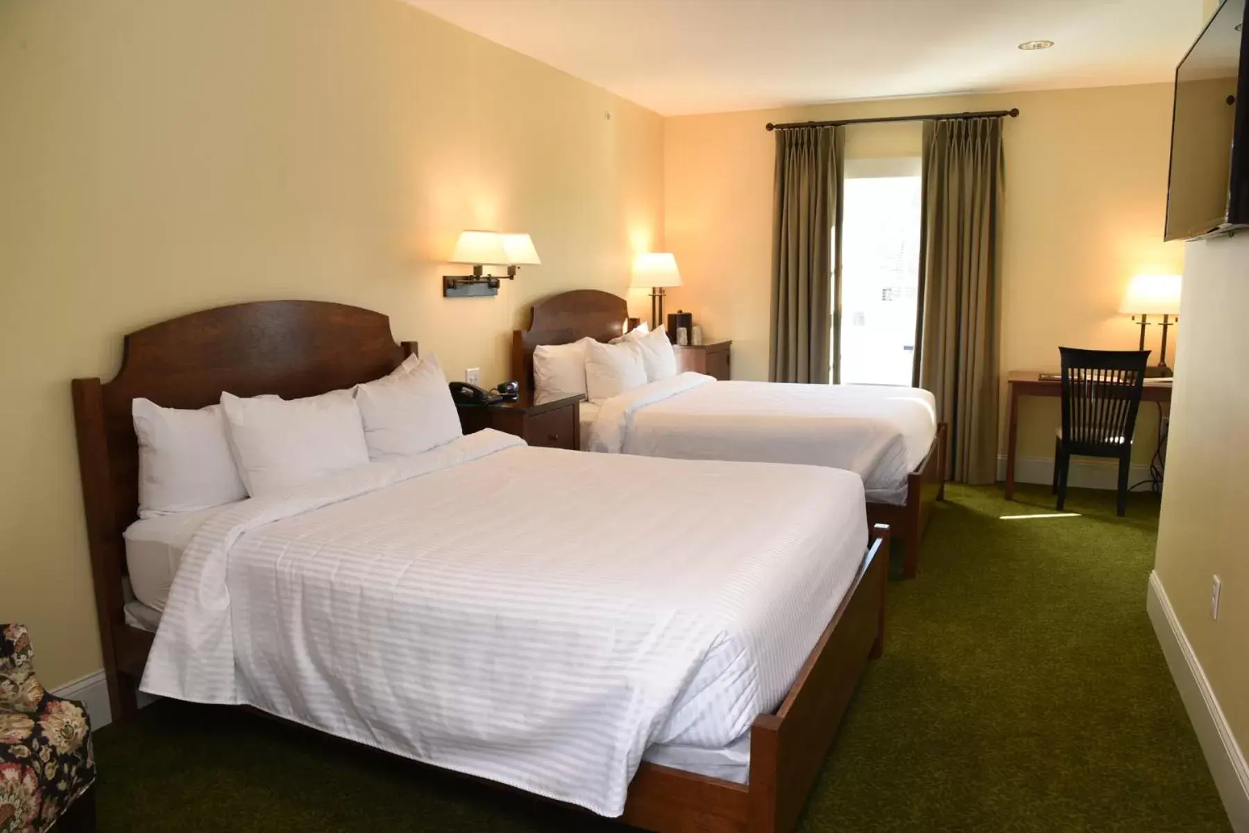 Photo of the whole room, Bed in Publick House Historic Inn and Country Motor Lodge